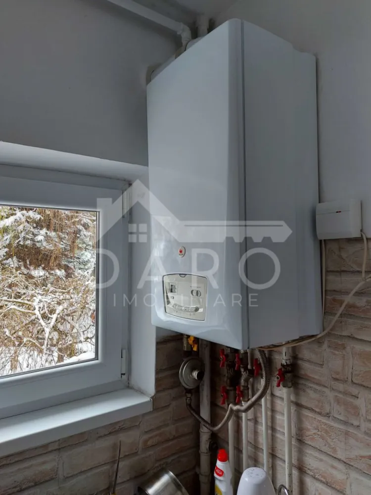 Apartament 2 camere in bloc reabilitat termic - 🏡 Apartament 2 camere de vânzare – Tudor | Str. Brașovului Se oferă spre vânzare apartament cu 2 camere, situat în Târgu Mureș, cartierul Tudor, pe strada Brașovului, colț cu Bulevardul 1 Decembrie 1918, la aproximativ 2 km de centrul orașului. Apartamentul este situat la etajul 2 într-un bloc de 10 etaje, prevăzut cu lift, recent reabilitat termic. 📐 Suprafață: 54 mp 📍 Etaj 2 din 10 ✔ compartimentare decomandată ✔ ideal pentru locuit sau investiție ✔ disponibil imediat Compartimentare: ✔ living ✔ dormitor ✔ bucătărie spațioasă ✔ baie ✔ balcon închis cu termopan Dotări: ✔ centrală termică proprie ✔ geamuri termopan (inclusiv balcon) ✔ bloc cu lift ✔ construcție solidă, edificată înainte de 1977 ℹ Apartamentul nu este amenajat modern, oferind posibilitatea de renovare după propriul gust. Avantaje locație: 📍 acces rapid către restaurante, cafenele și magazine 📍 aproape de școli, grădinițe și instituții de învățământ superior 📍 parcuri în apropiere pentru relaxare 📍 clinici și farmacii în zonă ➕ Contra cost se poate oferi pivniță sau copertină auto. 💰 Preț ușor negociabil. 🤝 Proprietate promovată prin DARO Imobiliare 🏠 Ai nevoie de finanțare pentru achiziție? Prin Kiwi Finance beneficiezi de: ✔ analiză GRATUITĂ a eligibilității ✔ acces la oferte de la peste 12 bănci ✔ negocierea dobânzii în favoarea ta ✔ suport complet până la obținerea creditului 📞 Detalii și vizionări: Coman Maria – DARO Imobiliare & Kiwi Finance 📱 0749 535 729 🔑 DARO Imobiliare – găsim locuința potrivită. 💳 Kiwi Finance – te ajutăm să devii proprietar. }}