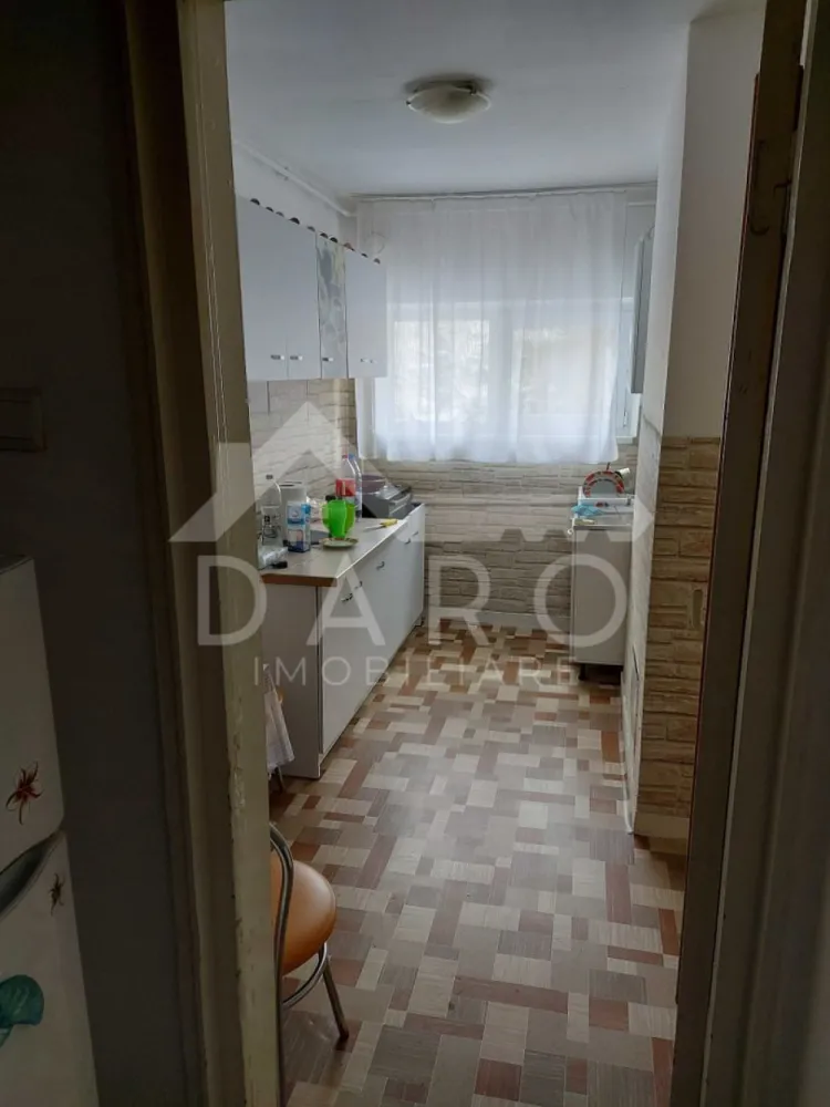 Apartament 2 camere in bloc reabilitat termic - 🏡 Apartament 2 camere de vânzare – Tudor | Str. Brașovului Se oferă spre vânzare apartament cu 2 camere, situat în Târgu Mureș, cartierul Tudor, pe strada Brașovului, colț cu Bulevardul 1 Decembrie 1918, la aproximativ 2 km de centrul orașului. Apartamentul este situat la etajul 2 într-un bloc de 10 etaje, prevăzut cu lift, recent reabilitat termic. 📐 Suprafață: 54 mp 📍 Etaj 2 din 10 ✔ compartimentare decomandată ✔ ideal pentru locuit sau investiție ✔ disponibil imediat Compartimentare: ✔ living ✔ dormitor ✔ bucătărie spațioasă ✔ baie ✔ balcon închis cu termopan Dotări: ✔ centrală termică proprie ✔ geamuri termopan (inclusiv balcon) ✔ bloc cu lift ✔ construcție solidă, edificată înainte de 1977 ℹ Apartamentul nu este amenajat modern, oferind posibilitatea de renovare după propriul gust. Avantaje locație: 📍 acces rapid către restaurante, cafenele și magazine 📍 aproape de școli, grădinițe și instituții de învățământ superior 📍 parcuri în apropiere pentru relaxare 📍 clinici și farmacii în zonă ➕ Contra cost se poate oferi pivniță sau copertină auto. 💰 Preț ușor negociabil. 🤝 Proprietate promovată prin DARO Imobiliare 🏠 Ai nevoie de finanțare pentru achiziție? Prin Kiwi Finance beneficiezi de: ✔ analiză GRATUITĂ a eligibilității ✔ acces la oferte de la peste 12 bănci ✔ negocierea dobânzii în favoarea ta ✔ suport complet până la obținerea creditului 📞 Detalii și vizionări: Coman Maria – DARO Imobiliare & Kiwi Finance 📱 0749 535 729 🔑 DARO Imobiliare – găsim locuința potrivită. 💳 Kiwi Finance – te ajutăm să devii proprietar. }}