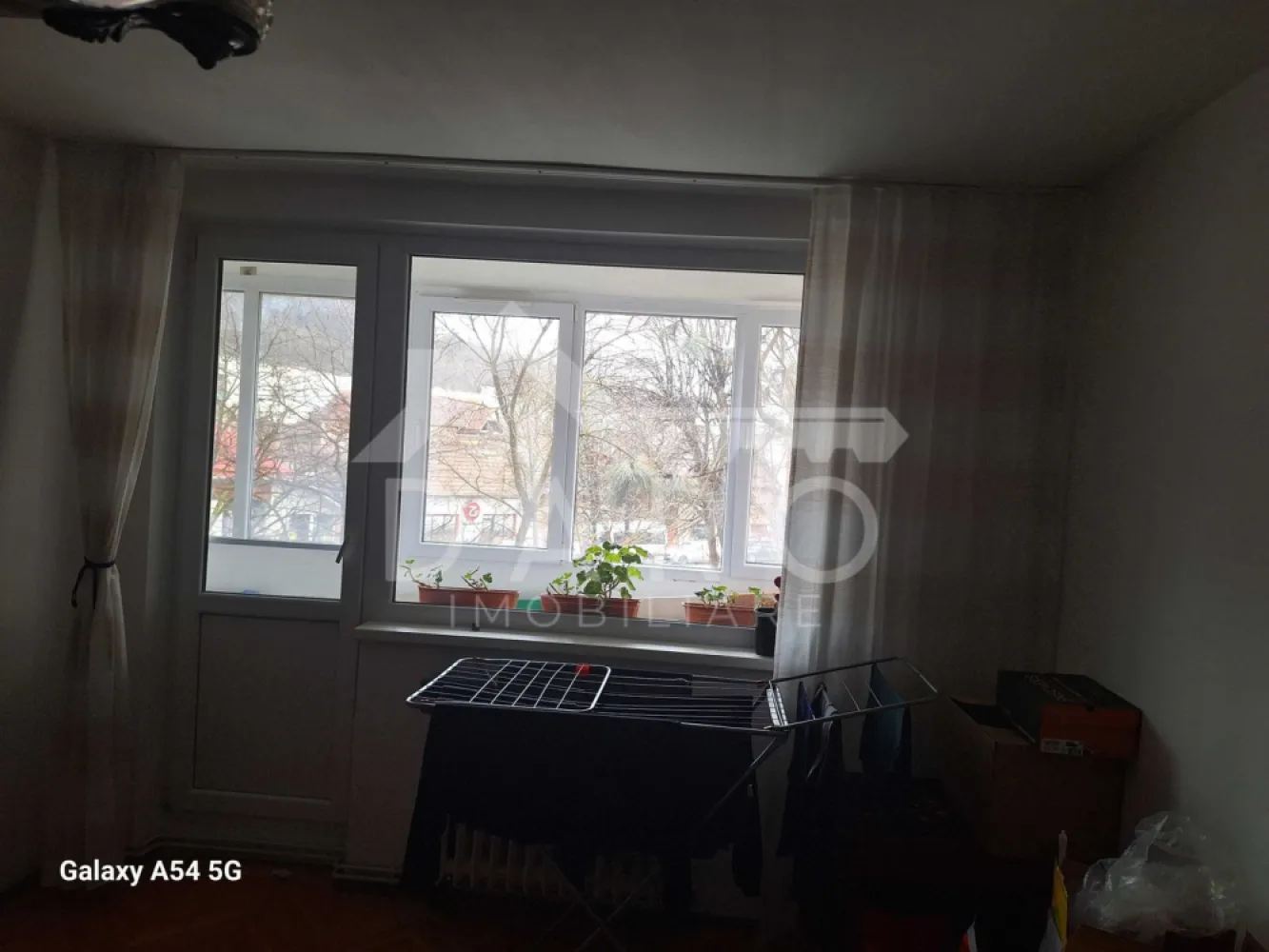 Apartament 2 camere in bloc reabilitat termic - 🏡 Apartament 2 camere de vânzare – Tudor | Str. Brașovului Se oferă spre vânzare apartament cu 2 camere, situat în Târgu Mureș, cartierul Tudor, pe strada Brașovului, colț cu Bulevardul 1 Decembrie 1918, la aproximativ 2 km de centrul orașului. Apartamentul este situat la etajul 2 într-un bloc de 10 etaje, prevăzut cu lift, recent reabilitat termic. 📐 Suprafață: 54 mp 📍 Etaj 2 din 10 ✔ compartimentare decomandată ✔ ideal pentru locuit sau investiție ✔ disponibil imediat Compartimentare: ✔ living ✔ dormitor ✔ bucătărie spațioasă ✔ baie ✔ balcon închis cu termopan Dotări: ✔ centrală termică proprie ✔ geamuri termopan (inclusiv balcon) ✔ bloc cu lift ✔ construcție solidă, edificată înainte de 1977 ℹ Apartamentul nu este amenajat modern, oferind posibilitatea de renovare după propriul gust. Avantaje locație: 📍 acces rapid către restaurante, cafenele și magazine 📍 aproape de școli, grădinițe și instituții de învățământ superior 📍 parcuri în apropiere pentru relaxare 📍 clinici și farmacii în zonă ➕ Contra cost se poate oferi pivniță sau copertină auto. 💰 Preț ușor negociabil. 🤝 Proprietate promovată prin DARO Imobiliare 🏠 Ai nevoie de finanțare pentru achiziție? Prin Kiwi Finance beneficiezi de: ✔ analiză GRATUITĂ a eligibilității ✔ acces la oferte de la peste 12 bănci ✔ negocierea dobânzii în favoarea ta ✔ suport complet până la obținerea creditului 📞 Detalii și vizionări: Coman Maria – DARO Imobiliare & Kiwi Finance 📱 0749 535 729 🔑 DARO Imobiliare – găsim locuința potrivită. 💳 Kiwi Finance – te ajutăm să devii proprietar. }}