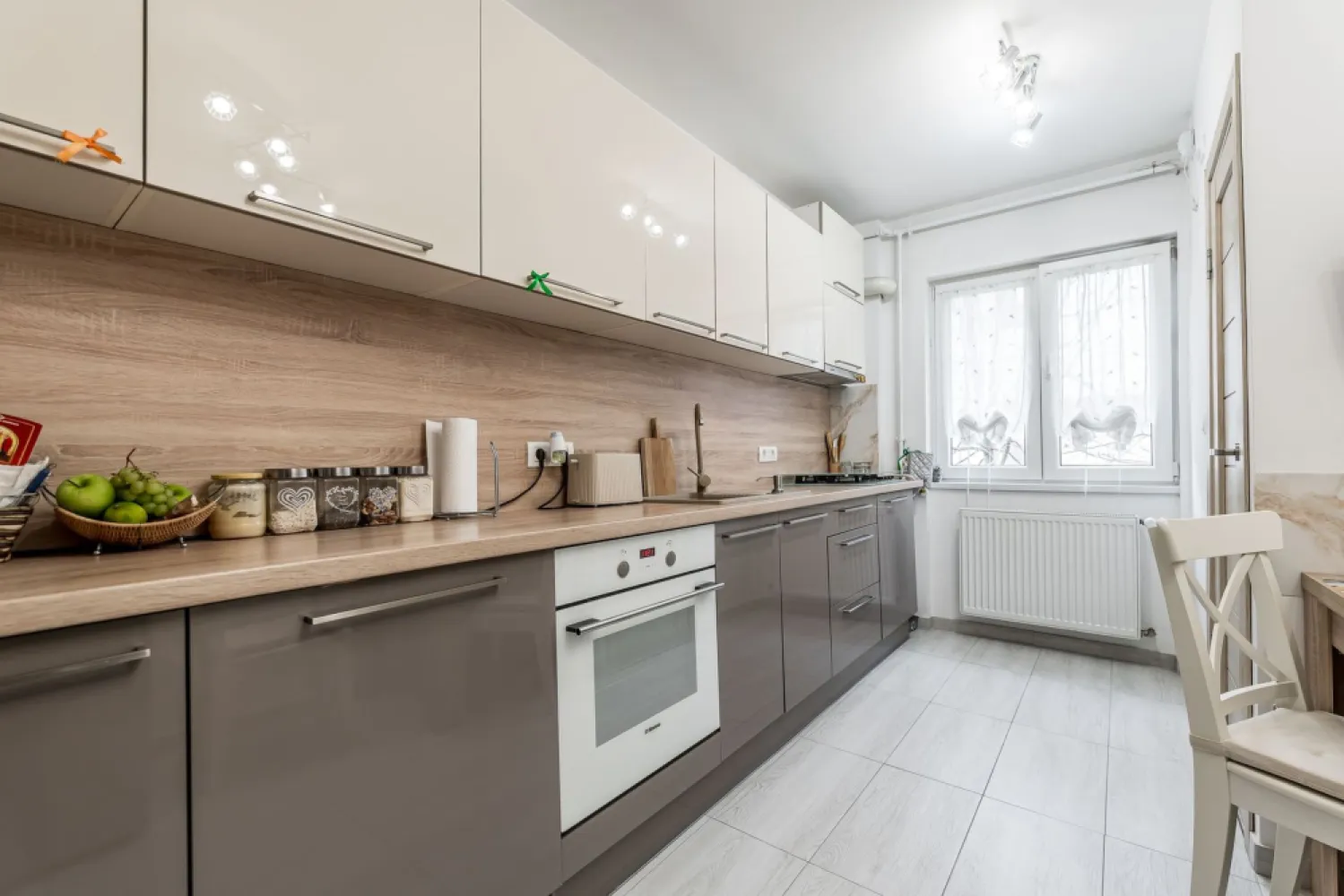 Apartament cu 3 camere decomandate la cheie, etaj 1 Comision 0 - Comision 0% Cauți un apartament în care să te muți fără stres, fără renovări și fără costuri ascunse? Tocmai l-ai găsit. Situat la etajul 1, într-o zonă foarte bună, aproape de calea Aurel Vlaicu, dar in acelasi timp ferit de zgomot, acest apartament cu 3 camere decomandate oferă echilibrul ideal între confort, spațiu și accesibilitate. 📐 70 mp utili – compartimentare eficientă și practică 🛁 2 băi – confort real pentru familie 🚗 Loc de parcare inclus 🔥 Centrală proprie pe gaz ⚡ Instalații noi ✨ Total renovat – se vinde la cheie Nu necesită absolut nicio investiție. Te muți și începi un nou capitol. Este ideal pentru o familie care își dorește: ✔ spațiu bine compartimentat ✔ proximitate față de unități de învățământ ✔ confort modern ✔ costuri de întreținere eficiente Dacă îți dorești un apartament pregătit 100% pentru mutare, acesta merită văzut. 📞 Pentru detalii și programarea unei vizionări: Blaga Flavius – 0754467525 Consultant imobiliar acreditat APAIR (Asociația Profesională a Agenților Imobiliari din România) Nu dispui de toată suma? Te ajutăm noi gratuit! Îți obținem oferte de la 16 bănci. Ai o proprietate de vânzare în Arad și vrei să știi cât valorează cu adevărat? Birou: ACASĂ | Agenție imobiliară Arad Adresă: Bulevardul Decebal 2, Arad 310133 }}