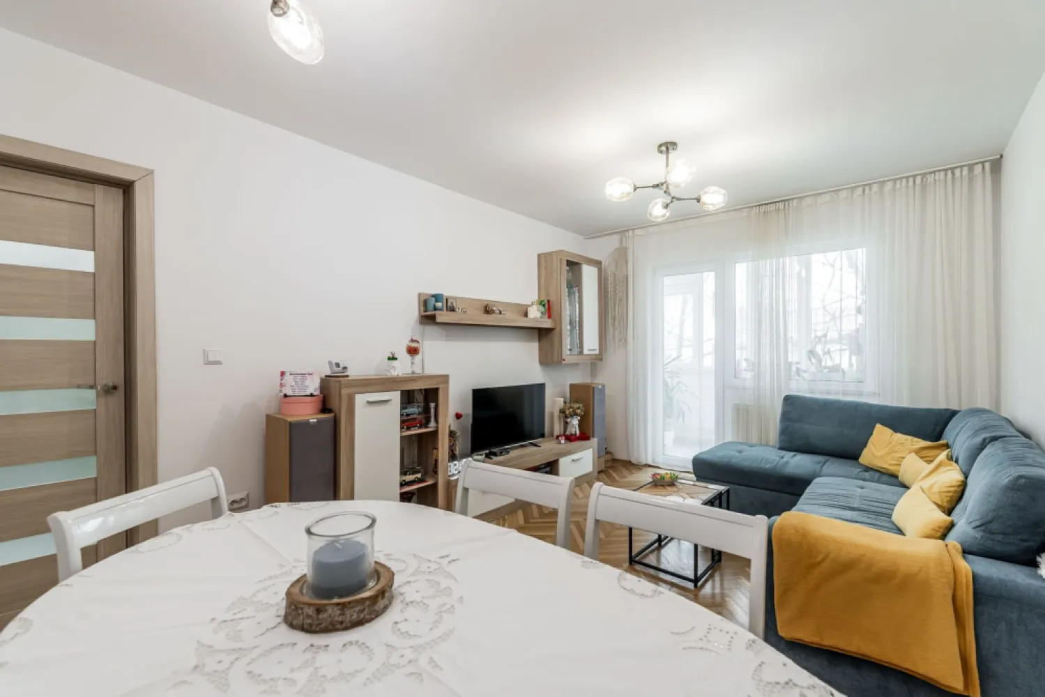 Apartament cu 3 camere decomandate la cheie, etaj 1 Comision 0 - Comision 0% Cauți un apartament în care să te muți fără stres, fără renovări și fără costuri ascunse? Tocmai l-ai găsit. Situat la etajul 1, într-o zonă foarte bună, aproape de calea Aurel Vlaicu, dar in acelasi timp ferit de zgomot, acest apartament cu 3 camere decomandate oferă echilibrul ideal între confort, spațiu și accesibilitate. 📐 70 mp utili – compartimentare eficientă și practică 🛁 2 băi – confort real pentru familie 🚗 Loc de parcare inclus 🔥 Centrală proprie pe gaz ⚡ Instalații noi ✨ Total renovat – se vinde la cheie Nu necesită absolut nicio investiție. Te muți și începi un nou capitol. Este ideal pentru o familie care își dorește: ✔ spațiu bine compartimentat ✔ proximitate față de unități de învățământ ✔ confort modern ✔ costuri de întreținere eficiente Dacă îți dorești un apartament pregătit 100% pentru mutare, acesta merită văzut. 📞 Pentru detalii și programarea unei vizionări: Blaga Flavius – 0754467525 Consultant imobiliar acreditat APAIR (Asociația Profesională a Agenților Imobiliari din România) Nu dispui de toată suma? Te ajutăm noi gratuit! Îți obținem oferte de la 16 bănci. Ai o proprietate de vânzare în Arad și vrei să știi cât valorează cu adevărat? Birou: ACASĂ | Agenție imobiliară Arad Adresă: Bulevardul Decebal 2, Arad 310133 }}