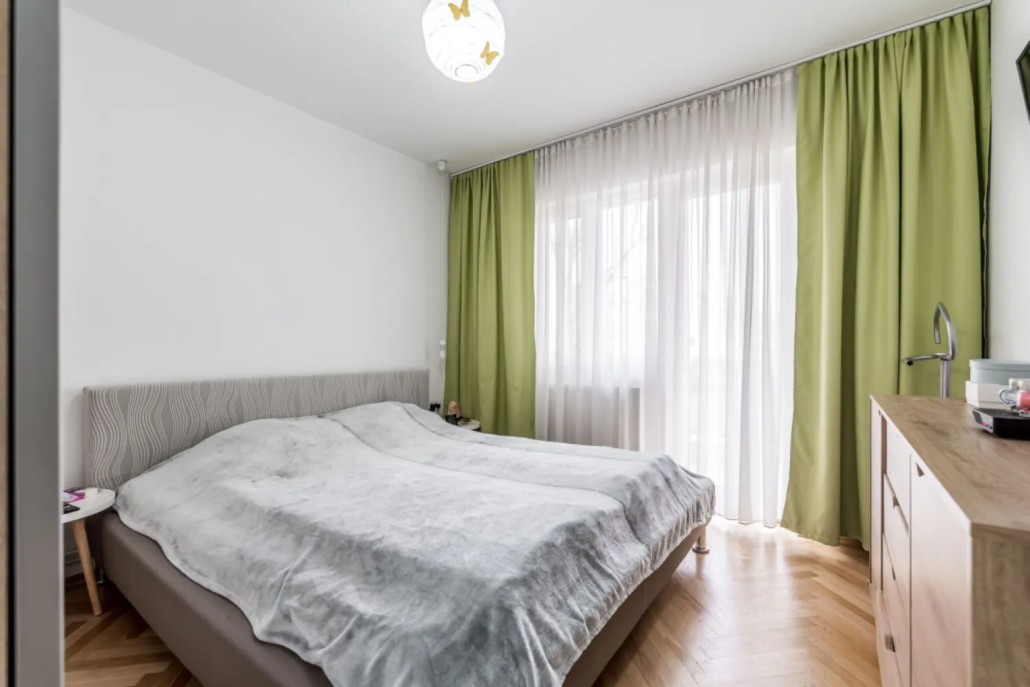 Apartament cu 3 camere decomandate la cheie, etaj 1 Comision 0 - Comision 0% Cauți un apartament în care să te muți fără stres, fără renovări și fără costuri ascunse? Tocmai l-ai găsit. Situat la etajul 1, într-o zonă foarte bună, aproape de calea Aurel Vlaicu, dar in acelasi timp ferit de zgomot, acest apartament cu 3 camere decomandate oferă echilibrul ideal între confort, spațiu și accesibilitate. 📐 70 mp utili – compartimentare eficientă și practică 🛁 2 băi – confort real pentru familie 🚗 Loc de parcare inclus 🔥 Centrală proprie pe gaz ⚡ Instalații noi ✨ Total renovat – se vinde la cheie Nu necesită absolut nicio investiție. Te muți și începi un nou capitol. Este ideal pentru o familie care își dorește: ✔ spațiu bine compartimentat ✔ proximitate față de unități de învățământ ✔ confort modern ✔ costuri de întreținere eficiente Dacă îți dorești un apartament pregătit 100% pentru mutare, acesta merită văzut. 📞 Pentru detalii și programarea unei vizionări: Blaga Flavius – 0754467525 Consultant imobiliar acreditat APAIR (Asociația Profesională a Agenților Imobiliari din România) Nu dispui de toată suma? Te ajutăm noi gratuit! Îți obținem oferte de la 16 bănci. Ai o proprietate de vânzare în Arad și vrei să știi cât valorează cu adevărat? Birou: ACASĂ | Agenție imobiliară Arad Adresă: Bulevardul Decebal 2, Arad 310133 }}