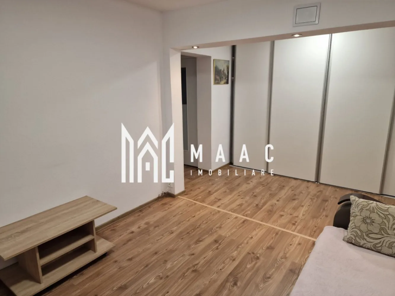 Apartament 3 camere | Parter înalt | Pivnita | Terezian - MAAC Imobiliare vă propune spre vânzare un apartament bine întreținut, situat în cartierul Terezian – o zonă apreciată pentru liniște, accesibilitate și facilitățile din proximitate. Acest apartament de 3 camere se află la parter înalt într-un imobil cu 4 etaje, construit în 1982 și termoizolat, oferind confort termic sporit pe tot parcursul anului. Suprafață utilă: 66 mp Pivniță: 8 mp – spațiu ideal pentru depozitare suplimentară Compartimentarea inteligentă include: Living luminos și primitor 2 dormitoare bine proporționate Bucătărie complet utilată 2 băi, un avantaj apreciat de orice familie Pivniță uscată și accesibilă Apartamentul se vinde complet mobilat și utilat, pregătit pentru mutare imediată – fără necesitatea unor investiții suplimentare. Instalația electrică este refăcută recent Întreținere exemplar realizată Poziționat aproape de puncte de interes – magazine, transport public, școli, zone verzi O locuință ideală pentru familii sau pentru cei care își doresc un spațiu confortabil într-o zonă sigură și bine conectată. Pentru mai multe detalii sau programarea unei vizionări, MAAC Imobiliare vă stă la dispoziție cu drag! ID: CP2837384. }}