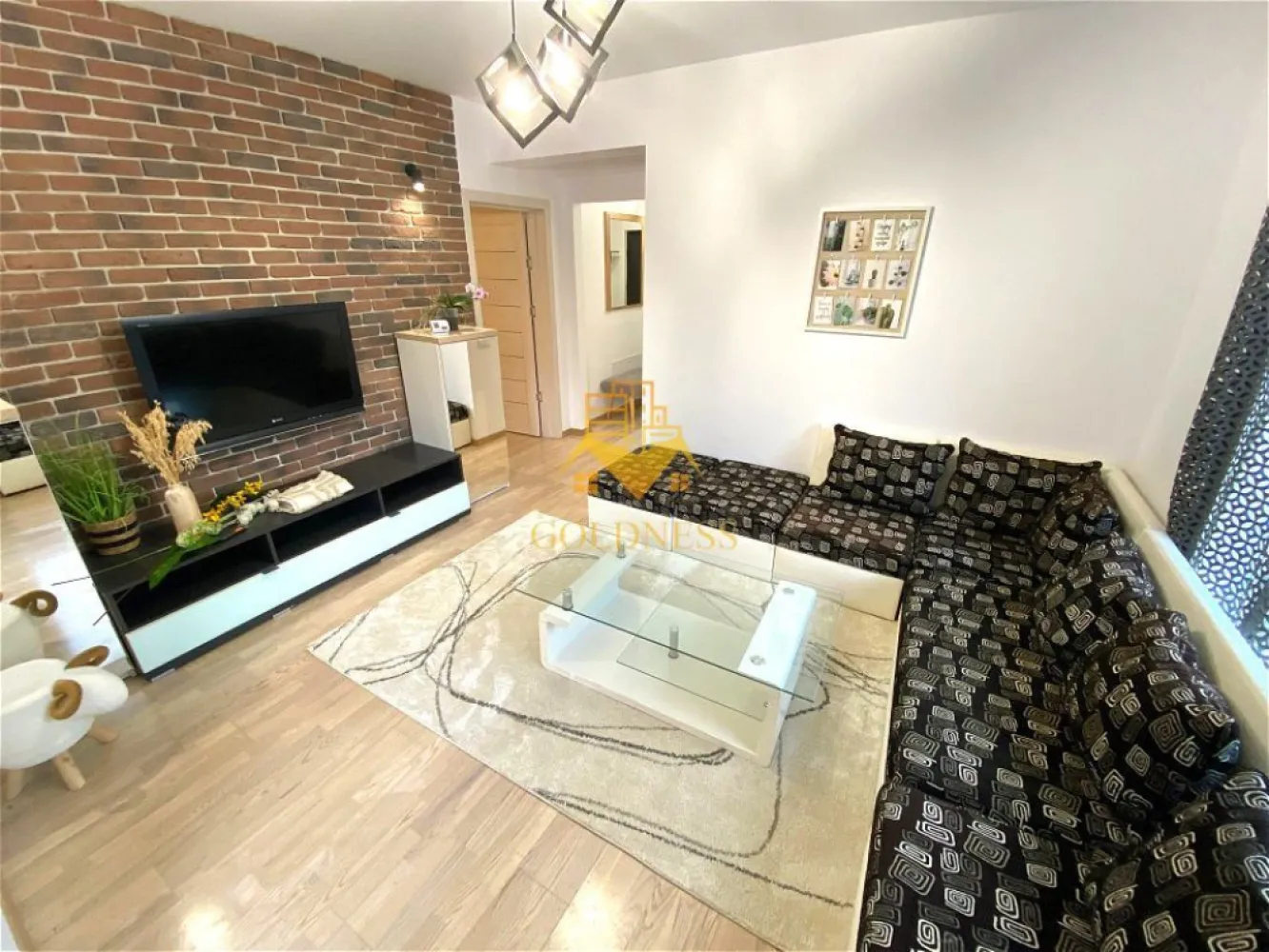 3 camere open space, modern, parcare, curte, Pet Friendly, Manastur - GOLDNESS Imobiliare vă propune spre închiriere un apartament cu 3 camere open-space, complet mobilat și utilat, la parterul într-o casa/vila, în Cartierul Manastur, Str. Aleea Porumbelelor. Apartamentul este compartimentat astfel: -2 dormitoare cu pat matrimonial si canapea extensibila, dressing, - living open-space , canapea extensibilă, loc de servit masa -bucatarie complet utilata, loc de servit masa - baie cu cabina de dus, calorifer port prosop inox și dulap pentru depozitare. - curte de 20 mp. Imobilul este dotat cu toate cele necesare- centrală proprie, mașină de spălat haine, frigider, plită electrică, hotă, etc. Se află în apropierea stațiilor de transport în comun, magazine, restaurante, spații verzi, farmacii, etc. Dispune de loc de parcare! Dacă sunteți interesați de acest apartament și doriți să îl vizionați, dar și pentru alte oferte sau detalii nu ezitați să ne contactați telefonic sau prin e-mail. Vă stăm la dispoziție! Pentru intermediere se percepe un comision de 50% din prețul chiriei! }}