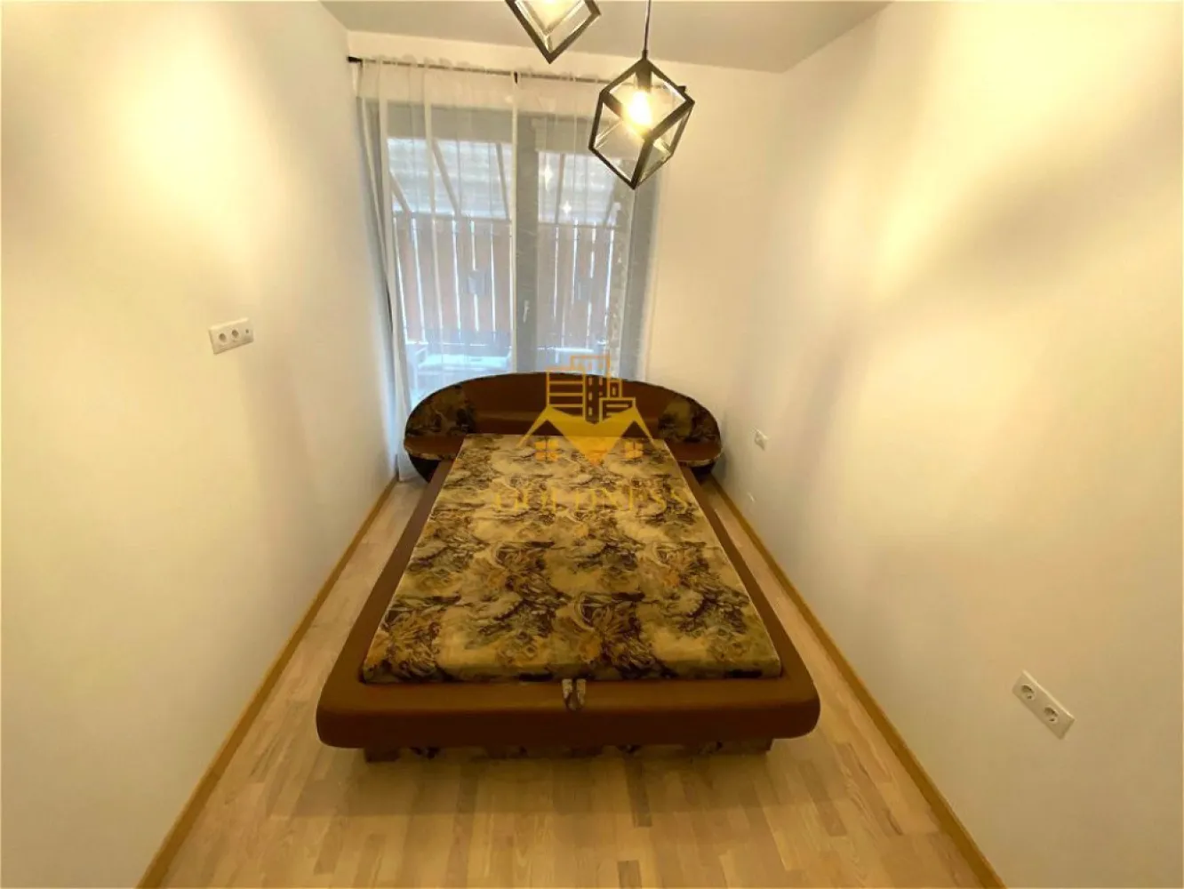 3 camere open space, modern, parcare, curte, Pet Friendly, Manastur - GOLDNESS Imobiliare vă propune spre închiriere un apartament cu 3 camere open-space, complet mobilat și utilat, la parterul într-o casa/vila, în Cartierul Manastur, Str. Aleea Porumbelelor. Apartamentul este compartimentat astfel: -2 dormitoare cu pat matrimonial si canapea extensibila, dressing, - living open-space , canapea extensibilă, loc de servit masa -bucatarie complet utilata, loc de servit masa - baie cu cabina de dus, calorifer port prosop inox și dulap pentru depozitare. - curte de 20 mp. Imobilul este dotat cu toate cele necesare- centrală proprie, mașină de spălat haine, frigider, plită electrică, hotă, etc. Se află în apropierea stațiilor de transport în comun, magazine, restaurante, spații verzi, farmacii, etc. Dispune de loc de parcare! Dacă sunteți interesați de acest apartament și doriți să îl vizionați, dar și pentru alte oferte sau detalii nu ezitați să ne contactați telefonic sau prin e-mail. Vă stăm la dispoziție! Pentru intermediere se percepe un comision de 50% din prețul chiriei! }}