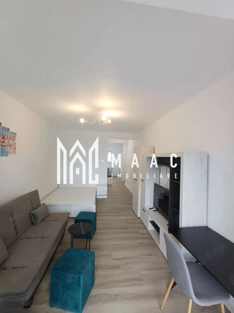 Garsionera | Parter | 37MPU | Da Vinci Homes - MAAC Imobiliare vă propune spre închiriere o garsonieră nouă, situată la parterul unei vile cu 3 niveluri, construcție 2025, în cartierul Da Vinci Homes – Cristian, în proximitatea zonei industriale vest a Sibiului, o locație potrivită pentru cei care își doresc acces rapid către oraș și un cadru rezidențial modern. Locuința este compartimentată eficient și beneficiază de bucătărie separată, balcon orientat spre sud cu vedere spre munți și loc de parcare inclus. Garsoniera este complet nouă și dotată cu încălzire în pardoseală și jaluzele electrice, oferind un nivel ridicat de confort. Caracteristici principale: -garsonieră situată la parter -construcție 2025 -bucătărie separată -balcon orientat spre sud, cu vedere spre munți -încălzire în pardoseală -jaluzele electrice -loc de parcare inclus Cartierul Da Vinci Homes este un ansamblu rezidențial dezvoltat pe un concept aerisit, cu regim redus de înălțime, străzi largi și spații verzi, oferind vedere panoramică spre Munții Făgăraș. Zona asigură liniște și acces facil către Sibiu și zona industrială vest. Condiții de închiriere: -perioadă minimă de 1 an -fumatul este interzis în apartament -se percepe garanție în cuantumul unei chirii lunare -se percepe garanție dublă pentru animalele de companie Pentru mai multe detalii și programarea unei vizionări, vă rugăm să menționați numărul CP2951553 la telefon. }}