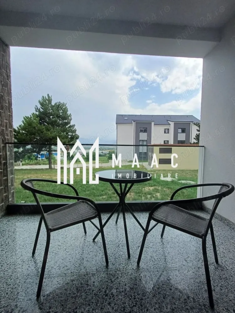 Garsionera | Parter | 37MPU | Da Vinci Homes - MAAC Imobiliare vă propune spre închiriere o garsonieră nouă, situată la parterul unei vile cu 3 niveluri, construcție 2025, în cartierul Da Vinci Homes – Cristian, în proximitatea zonei industriale vest a Sibiului, o locație potrivită pentru cei care își doresc acces rapid către oraș și un cadru rezidențial modern. Locuința este compartimentată eficient și beneficiază de bucătărie separată, balcon orientat spre sud cu vedere spre munți și loc de parcare inclus. Garsoniera este complet nouă și dotată cu încălzire în pardoseală și jaluzele electrice, oferind un nivel ridicat de confort. Caracteristici principale: -garsonieră situată la parter -construcție 2025 -bucătărie separată -balcon orientat spre sud, cu vedere spre munți -încălzire în pardoseală -jaluzele electrice -loc de parcare inclus Cartierul Da Vinci Homes este un ansamblu rezidențial dezvoltat pe un concept aerisit, cu regim redus de înălțime, străzi largi și spații verzi, oferind vedere panoramică spre Munții Făgăraș. Zona asigură liniște și acces facil către Sibiu și zona industrială vest. Condiții de închiriere: -perioadă minimă de 1 an -fumatul este interzis în apartament -se percepe garanție în cuantumul unei chirii lunare -se percepe garanție dublă pentru animalele de companie Pentru mai multe detalii și programarea unei vizionări, vă rugăm să menționați numărul CP2951553 la telefon. }}