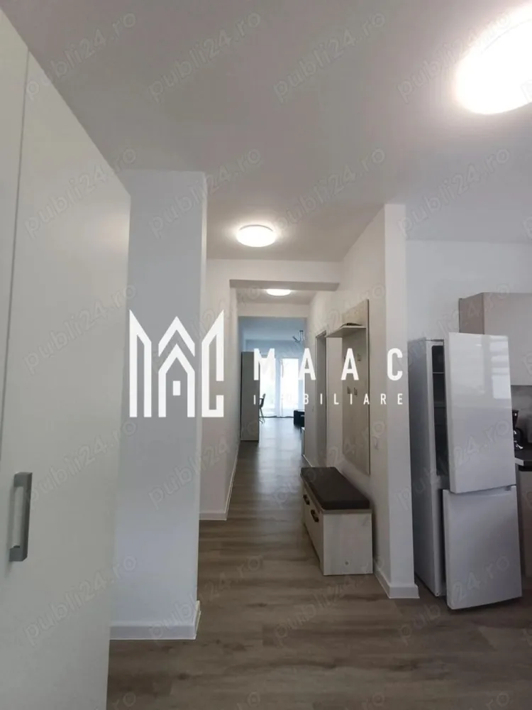 Garsionera | Parter | 37MPU | Da Vinci Homes - MAAC Imobiliare vă propune spre închiriere o garsonieră nouă, situată la parterul unei vile cu 3 niveluri, construcție 2025, în cartierul Da Vinci Homes – Cristian, în proximitatea zonei industriale vest a Sibiului, o locație potrivită pentru cei care își doresc acces rapid către oraș și un cadru rezidențial modern. Locuința este compartimentată eficient și beneficiază de bucătărie separată, balcon orientat spre sud cu vedere spre munți și loc de parcare inclus. Garsoniera este complet nouă și dotată cu încălzire în pardoseală și jaluzele electrice, oferind un nivel ridicat de confort. Caracteristici principale: -garsonieră situată la parter -construcție 2025 -bucătărie separată -balcon orientat spre sud, cu vedere spre munți -încălzire în pardoseală -jaluzele electrice -loc de parcare inclus Cartierul Da Vinci Homes este un ansamblu rezidențial dezvoltat pe un concept aerisit, cu regim redus de înălțime, străzi largi și spații verzi, oferind vedere panoramică spre Munții Făgăraș. Zona asigură liniște și acces facil către Sibiu și zona industrială vest. Condiții de închiriere: -perioadă minimă de 1 an -fumatul este interzis în apartament -se percepe garanție în cuantumul unei chirii lunare -se percepe garanție dublă pentru animalele de companie Pentru mai multe detalii și programarea unei vizionări, vă rugăm să menționați numărul CP2951553 la telefon. }}