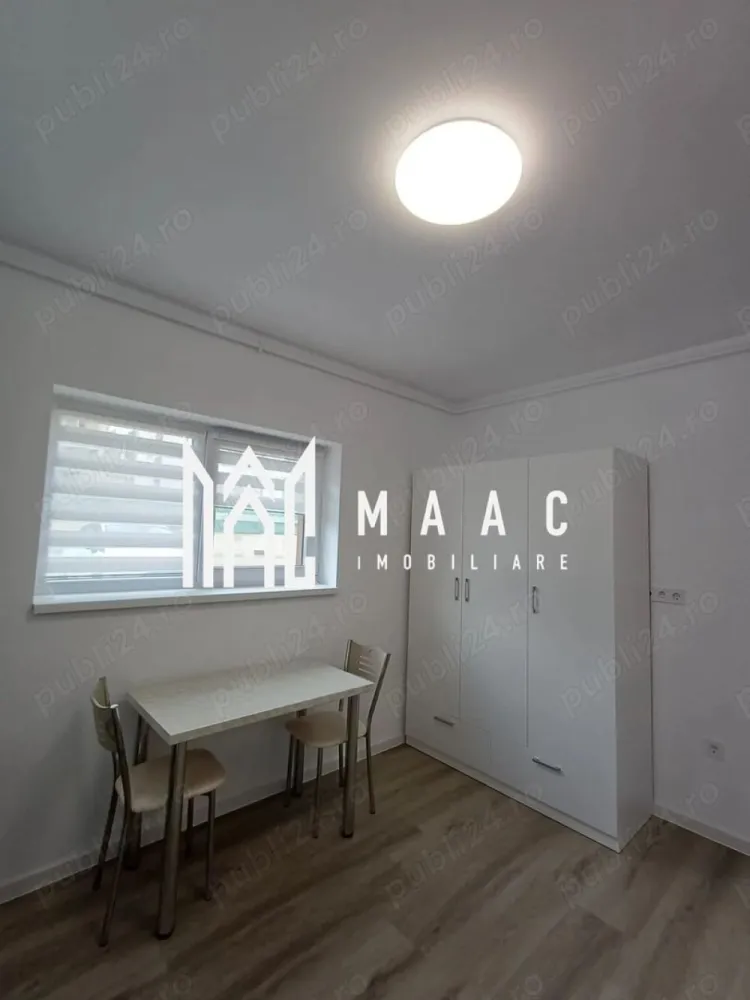 Garsionera | Parter | 37MPU | Da Vinci Homes - MAAC Imobiliare vă propune spre închiriere o garsonieră nouă, situată la parterul unei vile cu 3 niveluri, construcție 2025, în cartierul Da Vinci Homes – Cristian, în proximitatea zonei industriale vest a Sibiului, o locație potrivită pentru cei care își doresc acces rapid către oraș și un cadru rezidențial modern. Locuința este compartimentată eficient și beneficiază de bucătărie separată, balcon orientat spre sud cu vedere spre munți și loc de parcare inclus. Garsoniera este complet nouă și dotată cu încălzire în pardoseală și jaluzele electrice, oferind un nivel ridicat de confort. Caracteristici principale: -garsonieră situată la parter -construcție 2025 -bucătărie separată -balcon orientat spre sud, cu vedere spre munți -încălzire în pardoseală -jaluzele electrice -loc de parcare inclus Cartierul Da Vinci Homes este un ansamblu rezidențial dezvoltat pe un concept aerisit, cu regim redus de înălțime, străzi largi și spații verzi, oferind vedere panoramică spre Munții Făgăraș. Zona asigură liniște și acces facil către Sibiu și zona industrială vest. Condiții de închiriere: -perioadă minimă de 1 an -fumatul este interzis în apartament -se percepe garanție în cuantumul unei chirii lunare -se percepe garanție dublă pentru animalele de companie Pentru mai multe detalii și programarea unei vizionări, vă rugăm să menționați numărul CP2951553 la telefon. }}