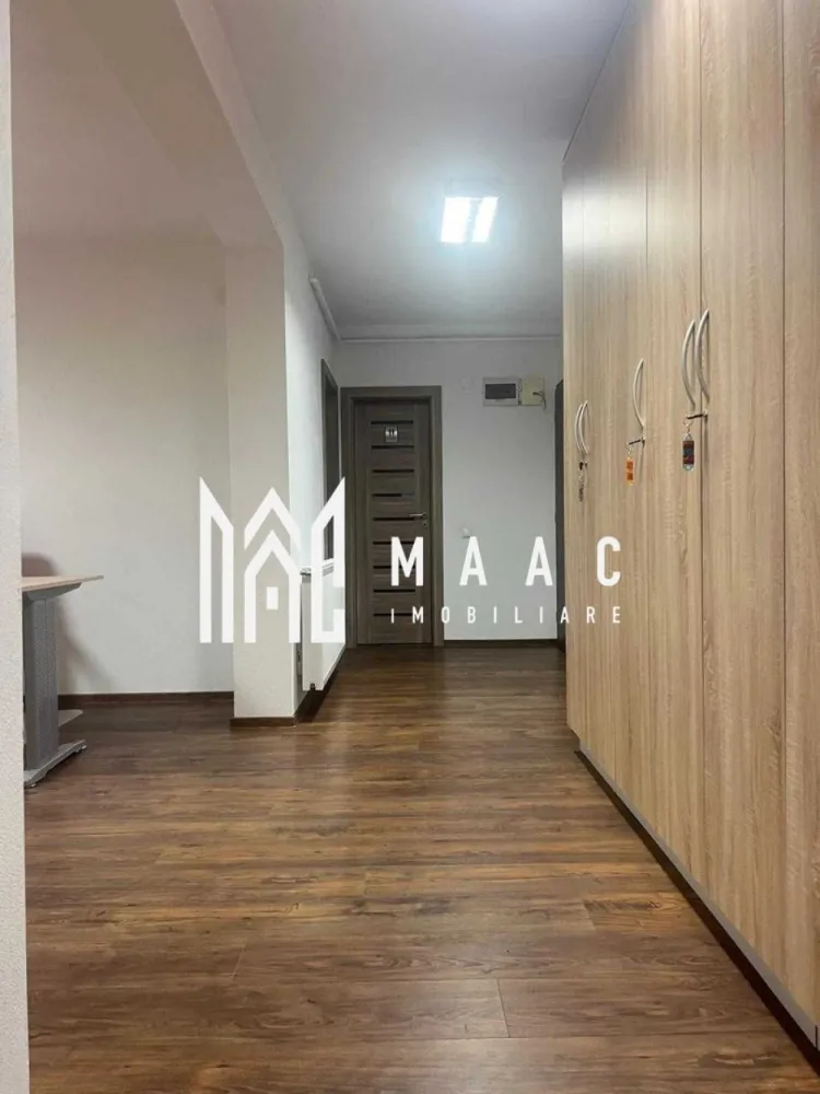 Apartament 3 camere | Parter înalt | Loc de parcare - MAAC Imobiliare vă propune spre vânzare un apartament modern, spațios și luminos, situat la parterul înalt al unui imobil nou din Cartierul Arhitecților, construit cu materiale de calitate superioară și prevăzut cu acces securizat. Apartamentul are o suprafață utilă de 71 mp și beneficiază de o compartimentare practică, adaptată atât pentru locuire, cât și pentru activitate de birou sau investiție: -hol spațios de acces -bucătărie open space cu sufrageria, cu acces la primul balcon și la debara -2 dormitoare luminoase și spațioase, ambele cu acces la al doilea balcon -2 băi, dintre care una cu geam pentru aerisire, iar cealaltă prevăzută cu sistem de ventilație Imobilul dispune de loc de parcare privat, iar apartamentul are clasă energetică A, oferind eficiență și costuri reduse de întreținere. Compartimentarea eficientă, suprafața generoasă și luminozitatea naturală fac din această proprietate o opțiune potrivită pentru familie, spațiu de birou sau investiție în zona Cartierul Arhitecților. Beneficiază de acces facil la mijloace de transport în comun, centre comerciale și unități de învățământ. Pentru mai multe detalii, vă rugăm să menționați numărul CP2951512 la telefon. }}