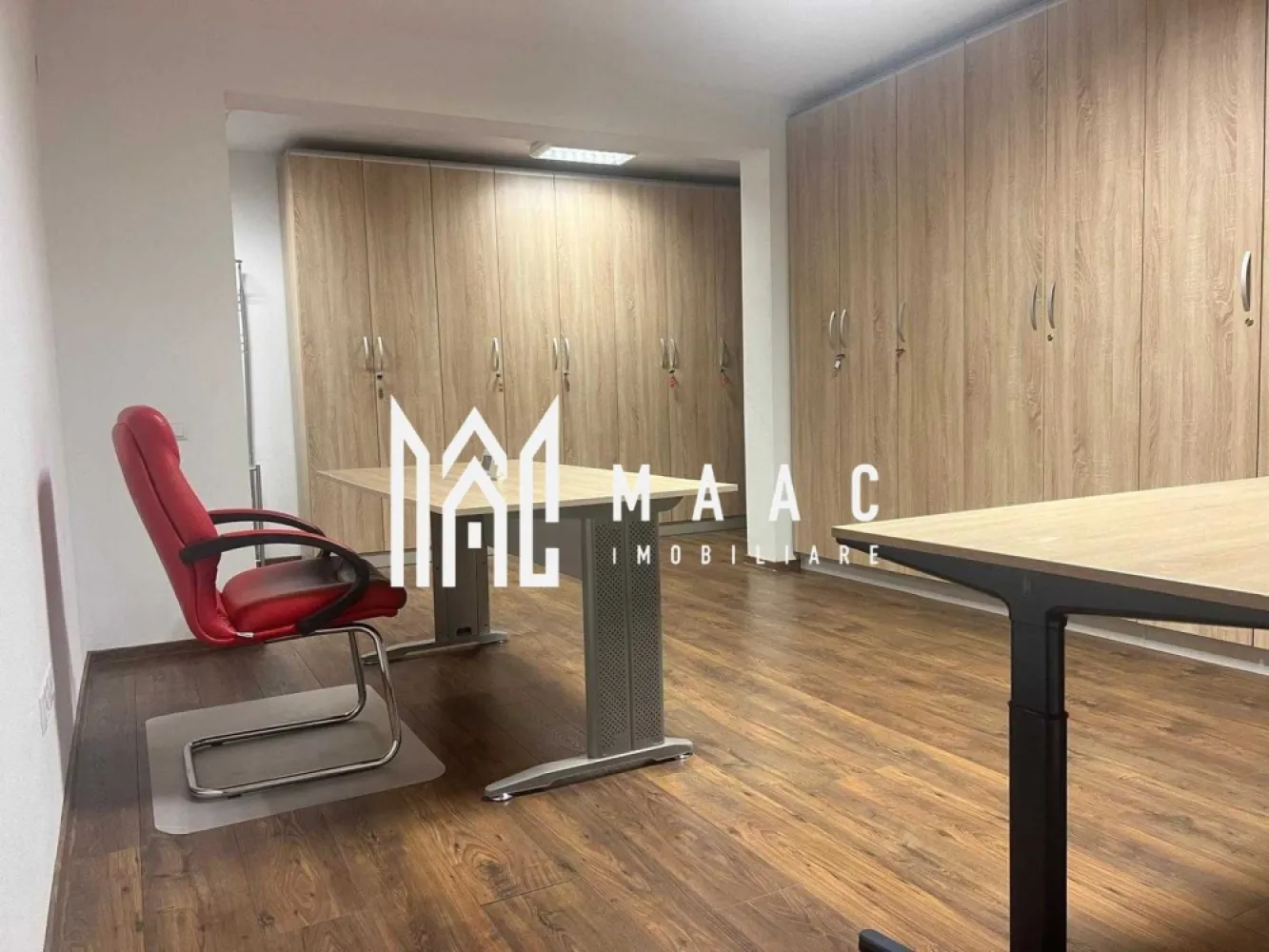 Apartament 3 camere | Parter înalt | Loc de parcare - MAAC Imobiliare vă propune spre vânzare un apartament modern, spațios și luminos, situat la parterul înalt al unui imobil nou din Cartierul Arhitecților, construit cu materiale de calitate superioară și prevăzut cu acces securizat. Apartamentul are o suprafață utilă de 71 mp și beneficiază de o compartimentare practică, adaptată atât pentru locuire, cât și pentru activitate de birou sau investiție: -hol spațios de acces -bucătărie open space cu sufrageria, cu acces la primul balcon și la debara -2 dormitoare luminoase și spațioase, ambele cu acces la al doilea balcon -2 băi, dintre care una cu geam pentru aerisire, iar cealaltă prevăzută cu sistem de ventilație Imobilul dispune de loc de parcare privat, iar apartamentul are clasă energetică A, oferind eficiență și costuri reduse de întreținere. Compartimentarea eficientă, suprafața generoasă și luminozitatea naturală fac din această proprietate o opțiune potrivită pentru familie, spațiu de birou sau investiție în zona Cartierul Arhitecților. Beneficiază de acces facil la mijloace de transport în comun, centre comerciale și unități de învățământ. Pentru mai multe detalii, vă rugăm să menționați numărul CP2951512 la telefon. }}