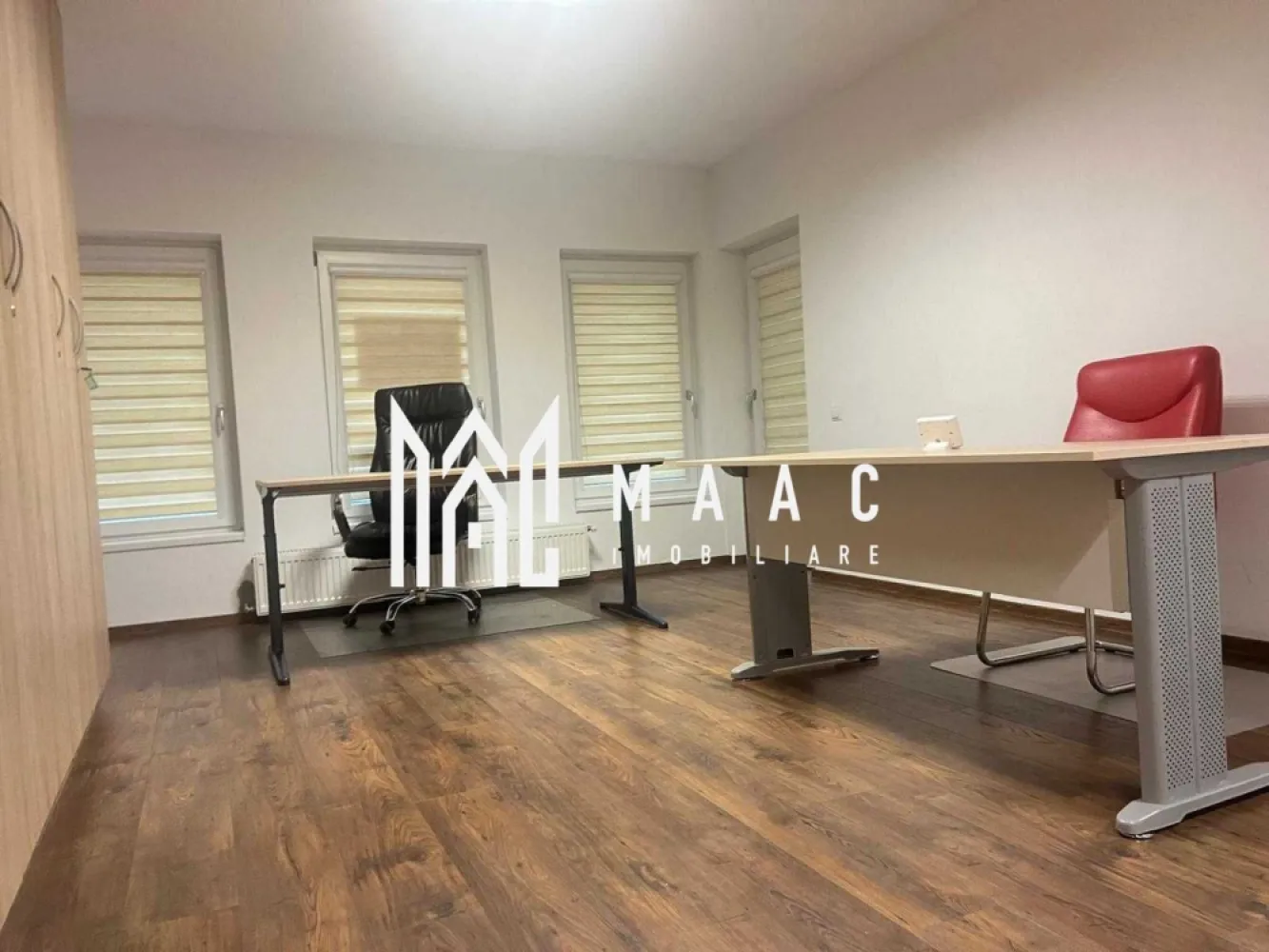 Apartament 3 camere | Parter înalt | Loc de parcare - MAAC Imobiliare vă propune spre vânzare un apartament modern, spațios și luminos, situat la parterul înalt al unui imobil nou din Cartierul Arhitecților, construit cu materiale de calitate superioară și prevăzut cu acces securizat. Apartamentul are o suprafață utilă de 71 mp și beneficiază de o compartimentare practică, adaptată atât pentru locuire, cât și pentru activitate de birou sau investiție: -hol spațios de acces -bucătărie open space cu sufrageria, cu acces la primul balcon și la debara -2 dormitoare luminoase și spațioase, ambele cu acces la al doilea balcon -2 băi, dintre care una cu geam pentru aerisire, iar cealaltă prevăzută cu sistem de ventilație Imobilul dispune de loc de parcare privat, iar apartamentul are clasă energetică A, oferind eficiență și costuri reduse de întreținere. Compartimentarea eficientă, suprafața generoasă și luminozitatea naturală fac din această proprietate o opțiune potrivită pentru familie, spațiu de birou sau investiție în zona Cartierul Arhitecților. Beneficiază de acces facil la mijloace de transport în comun, centre comerciale și unități de învățământ. Pentru mai multe detalii, vă rugăm să menționați numărul CP2951512 la telefon. }}