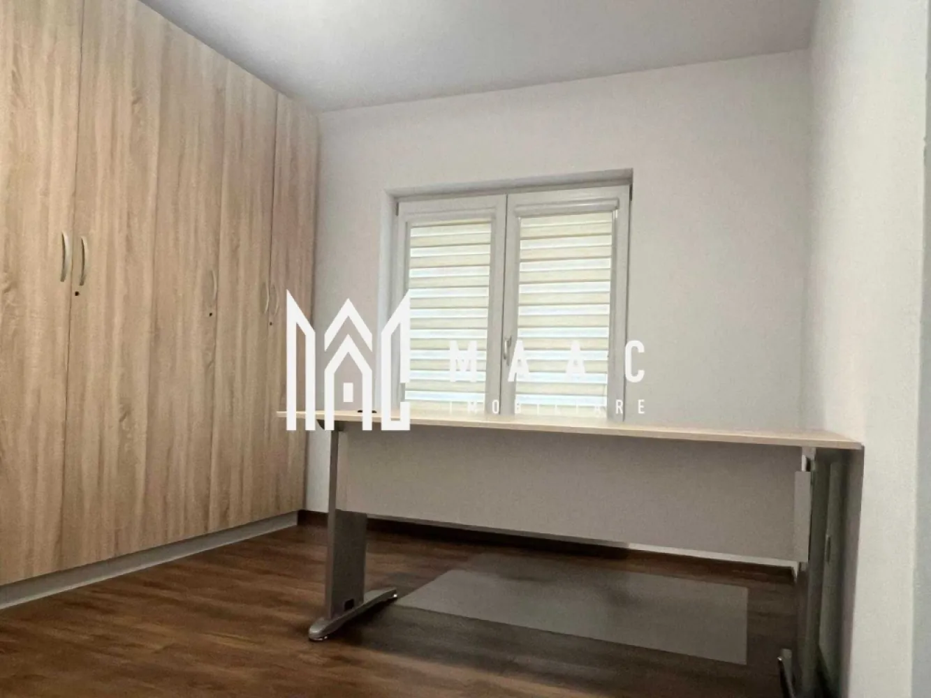 Apartament 3 camere | Parter înalt | Loc de parcare - MAAC Imobiliare vă propune spre vânzare un apartament modern, spațios și luminos, situat la parterul înalt al unui imobil nou din Cartierul Arhitecților, construit cu materiale de calitate superioară și prevăzut cu acces securizat. Apartamentul are o suprafață utilă de 71 mp și beneficiază de o compartimentare practică, adaptată atât pentru locuire, cât și pentru activitate de birou sau investiție: -hol spațios de acces -bucătărie open space cu sufrageria, cu acces la primul balcon și la debara -2 dormitoare luminoase și spațioase, ambele cu acces la al doilea balcon -2 băi, dintre care una cu geam pentru aerisire, iar cealaltă prevăzută cu sistem de ventilație Imobilul dispune de loc de parcare privat, iar apartamentul are clasă energetică A, oferind eficiență și costuri reduse de întreținere. Compartimentarea eficientă, suprafața generoasă și luminozitatea naturală fac din această proprietate o opțiune potrivită pentru familie, spațiu de birou sau investiție în zona Cartierul Arhitecților. Beneficiază de acces facil la mijloace de transport în comun, centre comerciale și unități de învățământ. Pentru mai multe detalii, vă rugăm să menționați numărul CP2951512 la telefon. }}