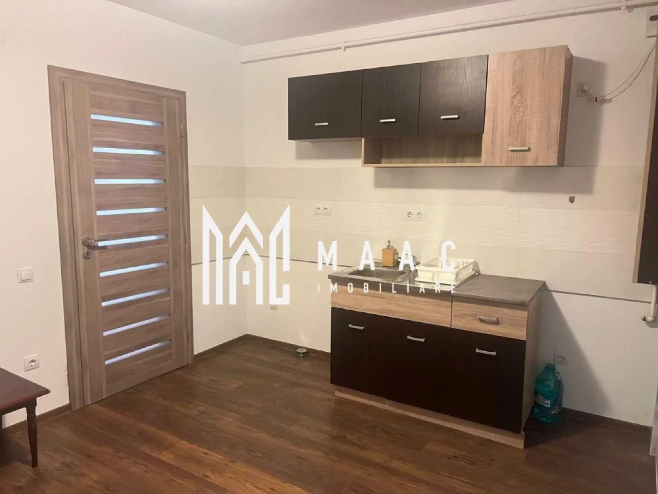 Apartament 3 camere | Parter înalt | Loc de parcare - MAAC Imobiliare vă propune spre vânzare un apartament modern, spațios și luminos, situat la parterul înalt al unui imobil nou din Cartierul Arhitecților, construit cu materiale de calitate superioară și prevăzut cu acces securizat. Apartamentul are o suprafață utilă de 71 mp și beneficiază de o compartimentare practică, adaptată atât pentru locuire, cât și pentru activitate de birou sau investiție: -hol spațios de acces -bucătărie open space cu sufrageria, cu acces la primul balcon și la debara -2 dormitoare luminoase și spațioase, ambele cu acces la al doilea balcon -2 băi, dintre care una cu geam pentru aerisire, iar cealaltă prevăzută cu sistem de ventilație Imobilul dispune de loc de parcare privat, iar apartamentul are clasă energetică A, oferind eficiență și costuri reduse de întreținere. Compartimentarea eficientă, suprafața generoasă și luminozitatea naturală fac din această proprietate o opțiune potrivită pentru familie, spațiu de birou sau investiție în zona Cartierul Arhitecților. Beneficiază de acces facil la mijloace de transport în comun, centre comerciale și unități de învățământ. Pentru mai multe detalii, vă rugăm să menționați numărul CP2951512 la telefon. }}