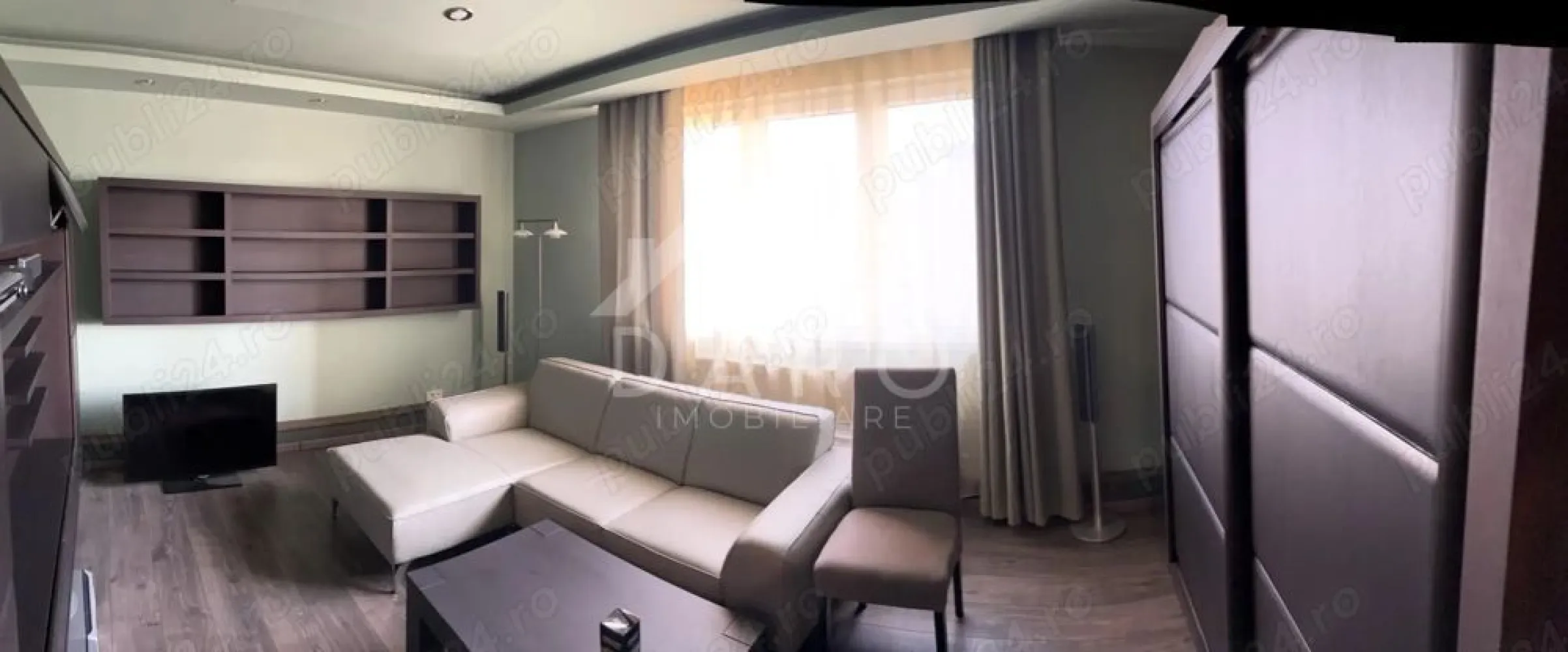 🏡 Apartament 4 camere de vânzare | 90 mp | Etaj 8/10 | Lux | - 🏡 Apartament 4 camere de vânzare | 90 mp | Etaj 8/10 | Lux | Bloc anvelopat Se oferă spre vânzare apartament cu 4 camere, confort 1, situat la etajul 8 din 10, într-un bloc anvelopat, dotat cu lift automat nou. Apartamentul are o suprafață utilă de 90 mp și beneficiază de boxă la subsol. ✔ complet renovat ✔ finisaje premium ✔ nu a fost locuit ✔ investiție în renovare și mobilier: 100.000 € Compartimentare: ✔ bucătărie mare ✔ cămară ✔ cameră de zi ✔ spațiu pentru servit masa ✔ hol generos ✔ dormitor matrimonial ✔ cameră copil ✔ baie mare ✔ terasă de 6 mp, închisă și încălzită ✔ boxă la subsol Dotări și finisaje: ✔ hol placat cu granit ✔ bucătărie placată cu granit ✔ baie placată cu granit + travertin ✔ parchet premium în camere ✔ stâlpi interiori decorativi cu jardiniere din cărămidă și granit Electrocasnice și echipamente: ✔ bucătărie complet utilată FRANKE Elveția (frigider, hotă, plită inducție, cuptor, mașină de spălat vase) ✔ centrală termică BOSCH cu boiler încastrat, controlabilă de pe telefon ✔ mașină de spălat Miele ✔ baterii GROHE cu termostat ✔ cabină de duș + cadă ✔ mobilier bucătărie modern, feronerie Blum, soft-close ✔ uși și sertare push ✔ blat combinație corian + granit ✔ mobilier din lemn masiv, realizat la comandă ✔ canapea din piele Dotări imobil: ✔ bloc izolat termic ✔ lift nou ✔ interfon și videointerfon ✔ supraveghere video ✔ sistem de alarmă Utilități: ✔ apă, gaz, canalizare, curent ✔ fibră optică ✔ centrală proprie cu calorifere ✔ contorizare individuală 📍 Piată – 3 min 📍 Școală – 2 min 📍 Magazine – 2 min 📍 Supermarket – 5 min 💰 Preț - 175 000 EUR negociabil 🤝 Proprietate promovată prin DARO Imobiliare 🏠 Ai nevoie de finanțare pentru achiziție? Prin Kiwi Finance beneficiezi de: ✔ analiză GRATUITĂ a eligibilității ✔ acces la oferte de la peste 12 bănci ✔ negocierea dobânzii în favoarea ta ✔ suport complet până la obținerea creditului 📞 Detalii și vizionări: Coman Maria – DARO Imobiliare & Kiwi Finance 📱 0749 535 729 🔑 DARO Imobiliare – găsim locuința potrivită. 💳 Kiwi Finance – te ajutăm să devii proprietar. }}
