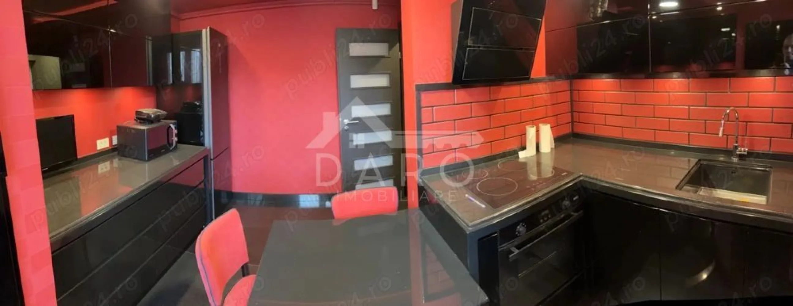 🏡 Apartament 4 camere de vânzare | 90 mp | Etaj 8/10 | Lux | - 🏡 Apartament 4 camere de vânzare | 90 mp | Etaj 8/10 | Lux | Bloc anvelopat Se oferă spre vânzare apartament cu 4 camere, confort 1, situat la etajul 8 din 10, într-un bloc anvelopat, dotat cu lift automat nou. Apartamentul are o suprafață utilă de 90 mp și beneficiază de boxă la subsol. ✔ complet renovat ✔ finisaje premium ✔ nu a fost locuit ✔ investiție în renovare și mobilier: 100.000 € Compartimentare: ✔ bucătărie mare ✔ cămară ✔ cameră de zi ✔ spațiu pentru servit masa ✔ hol generos ✔ dormitor matrimonial ✔ cameră copil ✔ baie mare ✔ terasă de 6 mp, închisă și încălzită ✔ boxă la subsol Dotări și finisaje: ✔ hol placat cu granit ✔ bucătărie placată cu granit ✔ baie placată cu granit + travertin ✔ parchet premium în camere ✔ stâlpi interiori decorativi cu jardiniere din cărămidă și granit Electrocasnice și echipamente: ✔ bucătărie complet utilată FRANKE Elveția (frigider, hotă, plită inducție, cuptor, mașină de spălat vase) ✔ centrală termică BOSCH cu boiler încastrat, controlabilă de pe telefon ✔ mașină de spălat Miele ✔ baterii GROHE cu termostat ✔ cabină de duș + cadă ✔ mobilier bucătărie modern, feronerie Blum, soft-close ✔ uși și sertare push ✔ blat combinație corian + granit ✔ mobilier din lemn masiv, realizat la comandă ✔ canapea din piele Dotări imobil: ✔ bloc izolat termic ✔ lift nou ✔ interfon și videointerfon ✔ supraveghere video ✔ sistem de alarmă Utilități: ✔ apă, gaz, canalizare, curent ✔ fibră optică ✔ centrală proprie cu calorifere ✔ contorizare individuală 📍 Piată – 3 min 📍 Școală – 2 min 📍 Magazine – 2 min 📍 Supermarket – 5 min 💰 Preț - 175 000 EUR negociabil 🤝 Proprietate promovată prin DARO Imobiliare 🏠 Ai nevoie de finanțare pentru achiziție? Prin Kiwi Finance beneficiezi de: ✔ analiză GRATUITĂ a eligibilității ✔ acces la oferte de la peste 12 bănci ✔ negocierea dobânzii în favoarea ta ✔ suport complet până la obținerea creditului 📞 Detalii și vizionări: Coman Maria – DARO Imobiliare & Kiwi Finance 📱 0749 535 729 🔑 DARO Imobiliare – găsim locuința potrivită. 💳 Kiwi Finance – te ajutăm să devii proprietar. }}