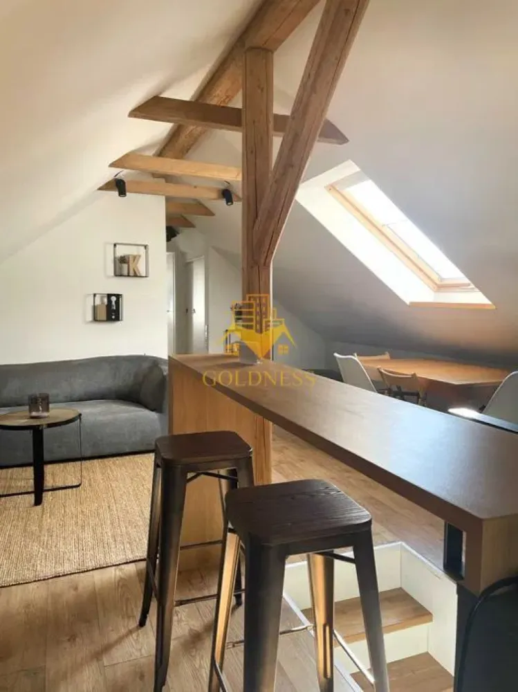 2 camere, modern, Parcare, Buna Ziua, Zona LIDL, Grand Hotel, Fagului - GOLDNESS Imobiliare vă propune spre închiriere un apartament cu 2 camere open-space, complet mobilat și utilat, la Mansarda unui imobil compartimentat in 3 apartamente (P+E1+M) , în Cartierul Buna Ziua. Dispune de loc de parcare exterior, in curte, cu acces prin telecomanda! Se află în apropierea stațiilor de transport în comun, magazine, restaurante, spații verzi, farmacii, etc. Apartamentul este compartimentat astfel: - dormitor cu pat matrimonial, dressing, noptiere - living cu bucatarie open space complet utilată și mobilată, canapea extensibilă, loc de servit masa - baie cu dus, calorifer port prosop și dulap pentru depozitare. Imobilul este dotat cu toate cele necesare- centrală pe imobil, aer conditionat cu functie de incalzire si incalzire, frigider, plita, hotă, mașină de spălat haine, etc. Dacă sunteți interesați de acest apartament și doriți să îl vizionați, dar și pentru alte oferte nu ezitați să ne contactați telefonic sau prin e-mail. Vă stăm la dispoziție! Pentru intermediere se percepe un comision de 50% din prețul chiriei! }}