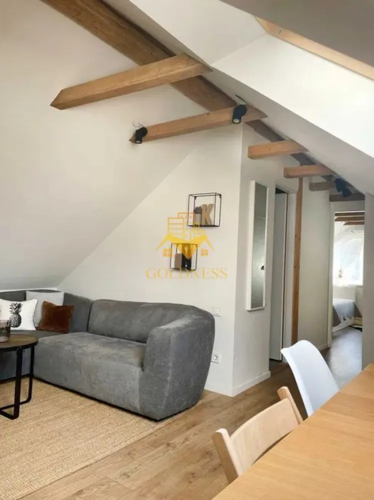 2 camere, modern, Parcare, Buna Ziua, Zona LIDL, Grand Hotel, Fagului - GOLDNESS Imobiliare vă propune spre închiriere un apartament cu 2 camere open-space, complet mobilat și utilat, la Mansarda unui imobil compartimentat in 3 apartamente (P+E1+M) , în Cartierul Buna Ziua. Dispune de loc de parcare exterior, in curte, cu acces prin telecomanda! Se află în apropierea stațiilor de transport în comun, magazine, restaurante, spații verzi, farmacii, etc. Apartamentul este compartimentat astfel: - dormitor cu pat matrimonial, dressing, noptiere - living cu bucatarie open space complet utilată și mobilată, canapea extensibilă, loc de servit masa - baie cu dus, calorifer port prosop și dulap pentru depozitare. Imobilul este dotat cu toate cele necesare- centrală pe imobil, aer conditionat cu functie de incalzire si incalzire, frigider, plita, hotă, mașină de spălat haine, etc. Dacă sunteți interesați de acest apartament și doriți să îl vizionați, dar și pentru alte oferte nu ezitați să ne contactați telefonic sau prin e-mail. Vă stăm la dispoziție! Pentru intermediere se percepe un comision de 50% din prețul chiriei! }}