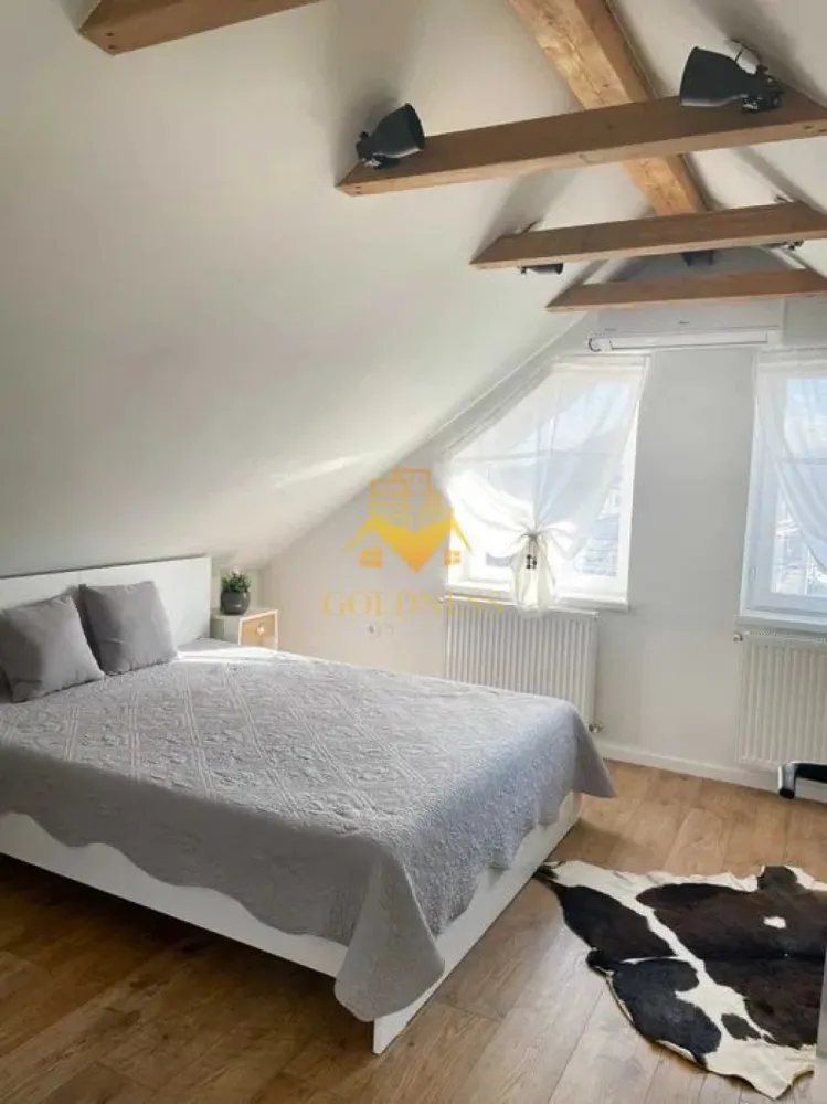 2 camere, modern, Parcare, Buna Ziua, Zona LIDL, Grand Hotel, Fagului - GOLDNESS Imobiliare vă propune spre închiriere un apartament cu 2 camere open-space, complet mobilat și utilat, la Mansarda unui imobil compartimentat in 3 apartamente (P+E1+M) , în Cartierul Buna Ziua. Dispune de loc de parcare exterior, in curte, cu acces prin telecomanda! Se află în apropierea stațiilor de transport în comun, magazine, restaurante, spații verzi, farmacii, etc. Apartamentul este compartimentat astfel: - dormitor cu pat matrimonial, dressing, noptiere - living cu bucatarie open space complet utilată și mobilată, canapea extensibilă, loc de servit masa - baie cu dus, calorifer port prosop și dulap pentru depozitare. Imobilul este dotat cu toate cele necesare- centrală pe imobil, aer conditionat cu functie de incalzire si incalzire, frigider, plita, hotă, mașină de spălat haine, etc. Dacă sunteți interesați de acest apartament și doriți să îl vizionați, dar și pentru alte oferte nu ezitați să ne contactați telefonic sau prin e-mail. Vă stăm la dispoziție! Pentru intermediere se percepe un comision de 50% din prețul chiriei! }}