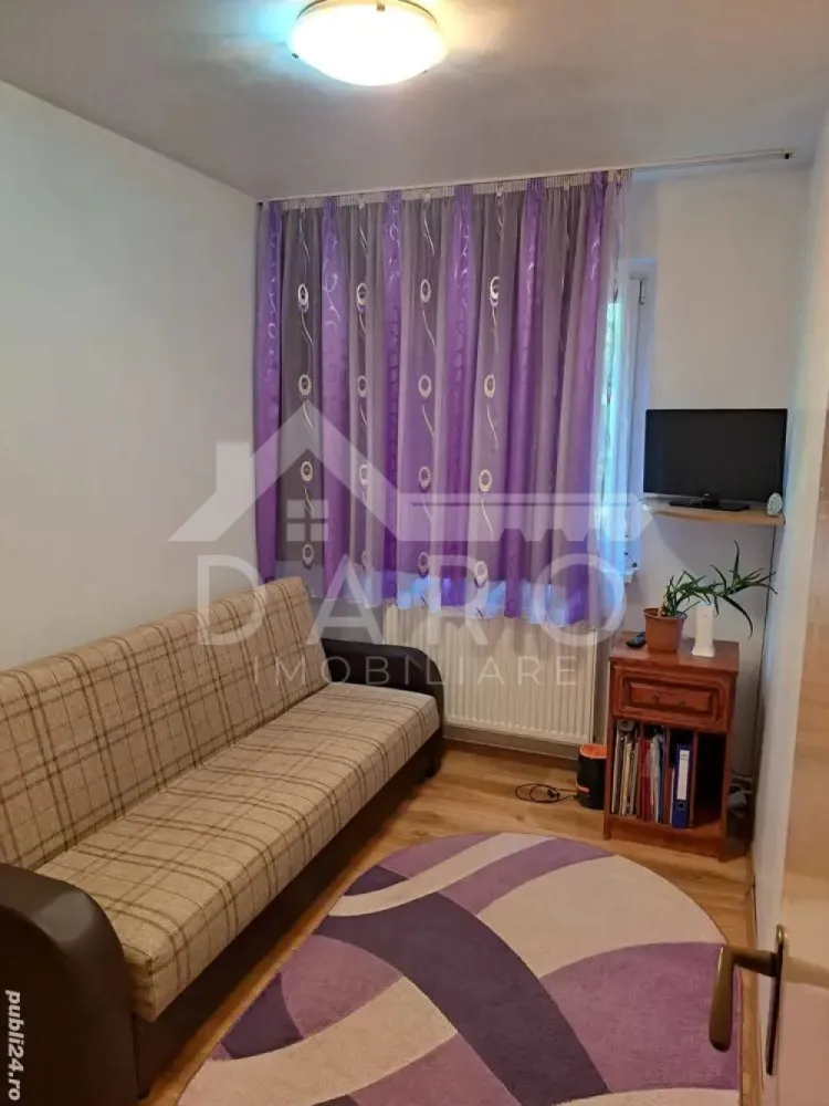 🏡 Apartament 3 camere de vânzare – Dâmbu Pietros - 🏡 Apartament 3 camere de vânzare – Dâmbu Pietros | 47 mp | 79.000 € Se oferă spre vânzare apartament cu 3 camere, situat în Târgu Mureș, cartierul Dâmbu Pietros, într-o zonă apreciată pentru liniște și acces facil către toate punctele de interes. 📐 Suprafață utilă: 47,33 mp 📍 Etaj 4 🏢 An construcție: 1970 ✔ compartimentare semidecomandată ✔ se vinde mobilat 💰 Preț: 79.000 € – negociabil Compartimentare: ✔ living ✔ 2 dormitoare ✔ bucătărie ✔ baie ✔ hol Avantaje locație: 📍 zonă liniștită, ideală pentru familii 📍 multe spații verzi și parcuri în apropiere 📍 locuri de joacă pentru copii 📍 școală generală și liceu în zonă 📍 magazine, bănci și farmacii la câteva minute 📍 acces facil la mijloace de transport în comun Zona Dâmbu Pietros este una dintre cele mai căutate zone rezidențiale, datorită echilibrului dintre liniște, infrastructură bună și proximitatea facilităților esențiale. 🤝 Proprietate promovată prin DARO Imobiliare 🏠 Ai nevoie de finanțare pentru achiziție? Prin Kiwi Finance beneficiezi de: ✔ analiză GRATUITĂ a eligibilității ✔ acces la oferte de la peste 12 bănci ✔ negocierea dobânzii în favoarea ta ✔ suport complet până la obținerea creditului 📞 Detalii și vizionări: Coman Maria – DARO Imobiliare & Kiwi Finance 📱 0749 535 729 🔑 DARO Imobiliare – găsim locuința potrivită. 💳 Kiwi Finance – te ajutăm să devii proprietar. }}