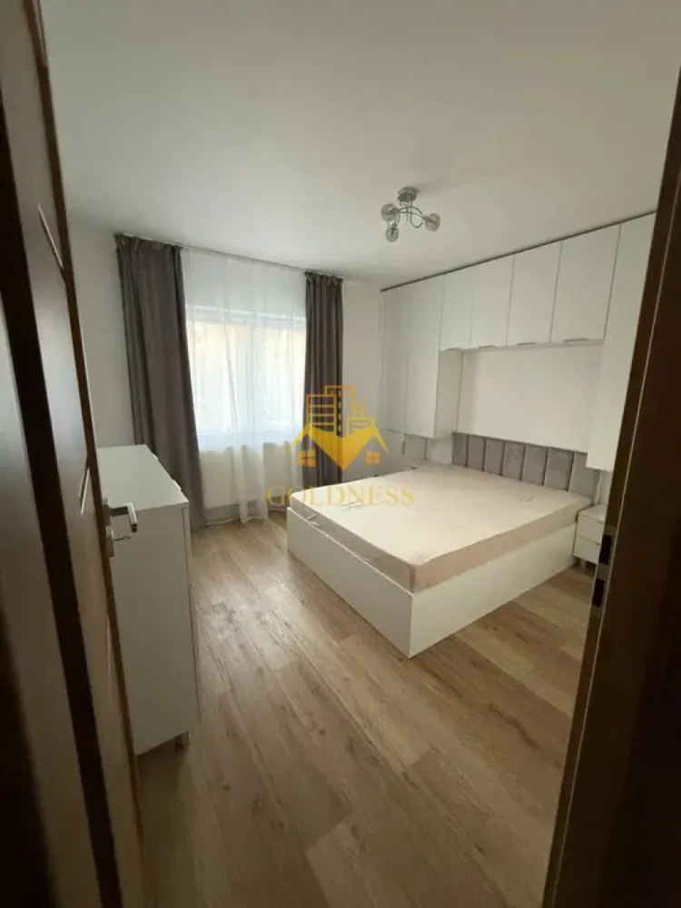 2 camere decomandate, Parcare, Modern, Mega Image, Gheorgheni - GOLDNESS Imobiliare vă propune spre închiriere un apartament cu 2 camere complet mobilat și utilat, la etajul 3 într-un imobil 4 etaje, în Cartierul Gheorgheni. Dispune de loc de parcare! Se află în apropierea stațiilor de transport în comun, magazine, restaurante, spații verzi, farmacii, etc. Apartamentul este compartimentat astfel: - dormitor cu pat matrimonial, noptiere, dressing - living cu canapea extensibila, masuta pentru cafea, comoda tv, TV - bucatarie complet mobilata, utilata, loc de luat masa, masina de spalat vase - baie cu dus walk-in, calorifer port prosop și dulap pentru depozitare, - balcon inchis de 3 mp, hol cu dressing generos. Imobilul este dotat cu toate cele necesare- centrală proprie, frigider, aragaz, hotă, mașină de spălat haine si vase, etc. Dacă sunteți interesați de acest apartament și doriți să îl vizionați, dar și pentru alte oferte nu ezitați să ne contactați telefonic sau prin e-mail. Vă stăm la dispoziție! Pentru intermediere se percepe un comision de 50% din prețul chiriei! }}