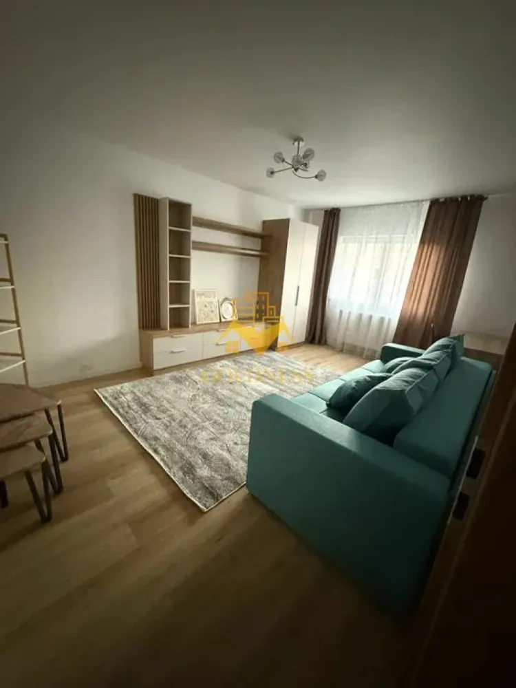 2 camere decomandate, Parcare, Modern, Mega Image, Gheorgheni - GOLDNESS Imobiliare vă propune spre închiriere un apartament cu 2 camere complet mobilat și utilat, la etajul 3 într-un imobil 4 etaje, în Cartierul Gheorgheni. Dispune de loc de parcare! Se află în apropierea stațiilor de transport în comun, magazine, restaurante, spații verzi, farmacii, etc. Apartamentul este compartimentat astfel: - dormitor cu pat matrimonial, noptiere, dressing - living cu canapea extensibila, masuta pentru cafea, comoda tv, TV - bucatarie complet mobilata, utilata, loc de luat masa, masina de spalat vase - baie cu dus walk-in, calorifer port prosop și dulap pentru depozitare, - balcon inchis de 3 mp, hol cu dressing generos. Imobilul este dotat cu toate cele necesare- centrală proprie, frigider, aragaz, hotă, mașină de spălat haine si vase, etc. Dacă sunteți interesați de acest apartament și doriți să îl vizionați, dar și pentru alte oferte nu ezitați să ne contactați telefonic sau prin e-mail. Vă stăm la dispoziție! Pentru intermediere se percepe un comision de 50% din prețul chiriei! }}