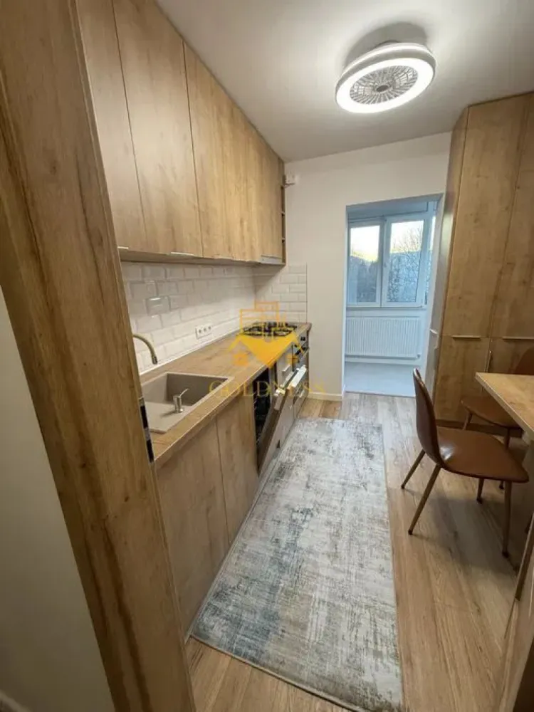 2 camere decomandate, Parcare, Modern, Mega Image, Gheorgheni - GOLDNESS Imobiliare vă propune spre închiriere un apartament cu 2 camere complet mobilat și utilat, la etajul 3 într-un imobil 4 etaje, în Cartierul Gheorgheni. Dispune de loc de parcare! Se află în apropierea stațiilor de transport în comun, magazine, restaurante, spații verzi, farmacii, etc. Apartamentul este compartimentat astfel: - dormitor cu pat matrimonial, noptiere, dressing - living cu canapea extensibila, masuta pentru cafea, comoda tv, TV - bucatarie complet mobilata, utilata, loc de luat masa, masina de spalat vase - baie cu dus walk-in, calorifer port prosop și dulap pentru depozitare, - balcon inchis de 3 mp, hol cu dressing generos. Imobilul este dotat cu toate cele necesare- centrală proprie, frigider, aragaz, hotă, mașină de spălat haine si vase, etc. Dacă sunteți interesați de acest apartament și doriți să îl vizionați, dar și pentru alte oferte nu ezitați să ne contactați telefonic sau prin e-mail. Vă stăm la dispoziție! Pentru intermediere se percepe un comision de 50% din prețul chiriei! }}