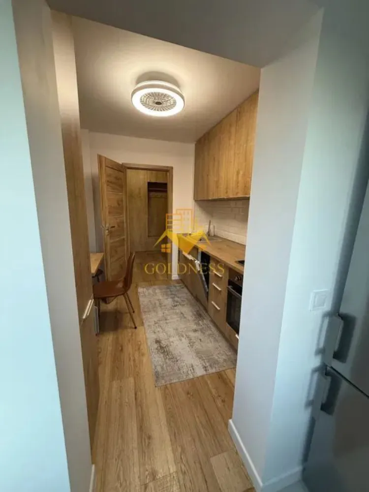 2 camere decomandate, Parcare, Modern, Mega Image, Gheorgheni - GOLDNESS Imobiliare vă propune spre închiriere un apartament cu 2 camere complet mobilat și utilat, la etajul 3 într-un imobil 4 etaje, în Cartierul Gheorgheni. Dispune de loc de parcare! Se află în apropierea stațiilor de transport în comun, magazine, restaurante, spații verzi, farmacii, etc. Apartamentul este compartimentat astfel: - dormitor cu pat matrimonial, noptiere, dressing - living cu canapea extensibila, masuta pentru cafea, comoda tv, TV - bucatarie complet mobilata, utilata, loc de luat masa, masina de spalat vase - baie cu dus walk-in, calorifer port prosop și dulap pentru depozitare, - balcon inchis de 3 mp, hol cu dressing generos. Imobilul este dotat cu toate cele necesare- centrală proprie, frigider, aragaz, hotă, mașină de spălat haine si vase, etc. Dacă sunteți interesați de acest apartament și doriți să îl vizionați, dar și pentru alte oferte nu ezitați să ne contactați telefonic sau prin e-mail. Vă stăm la dispoziție! Pentru intermediere se percepe un comision de 50% din prețul chiriei! }}