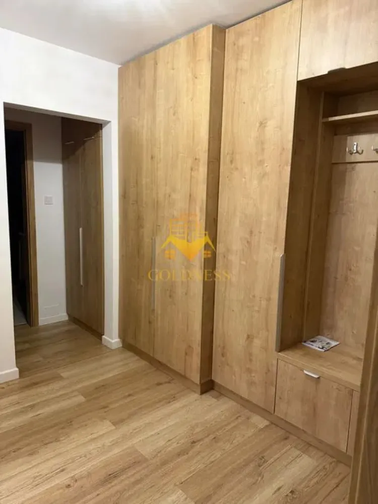 2 camere decomandate, Parcare, Modern, Mega Image, Gheorgheni - GOLDNESS Imobiliare vă propune spre închiriere un apartament cu 2 camere complet mobilat și utilat, la etajul 3 într-un imobil 4 etaje, în Cartierul Gheorgheni. Dispune de loc de parcare! Se află în apropierea stațiilor de transport în comun, magazine, restaurante, spații verzi, farmacii, etc. Apartamentul este compartimentat astfel: - dormitor cu pat matrimonial, noptiere, dressing - living cu canapea extensibila, masuta pentru cafea, comoda tv, TV - bucatarie complet mobilata, utilata, loc de luat masa, masina de spalat vase - baie cu dus walk-in, calorifer port prosop și dulap pentru depozitare, - balcon inchis de 3 mp, hol cu dressing generos. Imobilul este dotat cu toate cele necesare- centrală proprie, frigider, aragaz, hotă, mașină de spălat haine si vase, etc. Dacă sunteți interesați de acest apartament și doriți să îl vizionați, dar și pentru alte oferte nu ezitați să ne contactați telefonic sau prin e-mail. Vă stăm la dispoziție! Pentru intermediere se percepe un comision de 50% din prețul chiriei! }}