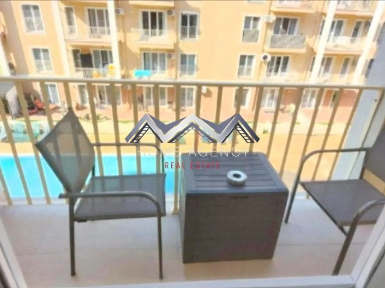 Apartament 2 camere | vedere spre piscină | include parcare - Vă propunem, spre vânzare, un apartament cu 2 camere situat într-un bloc nou, din Cosmopolis, la câteva minute de mers pe jos de Cosmopolis Plaza, magazine, restaurante etc., ce se pretează atât pentru mutare imediată cât și ca investiție (închiriere pe termen lung și nu numai). Apartamentul este decomandat, foarte luminos și foarte bine compartimentat, având un living generos cu acces spre balcon (vedere spre piscină), o bucătărie închisă, complet mobilată și utilată, un dormitor spațios și o baie (cu cadă). Se vinde complet mobilat și utilat, cu 1 loc de parcare suprateran inclus în preț. Complexul dispune de mai multe piscine exterioare, pază 24/24, supraveghere video, magazine, restaurante, locuri de joacă pentru copii, transport dedicat până la metrou Pipera și multe alte facilități. Programează-te acum pentru o vizionare! Oferim, gratuit, consultanță financiară și consiliere juridică pe parcursul procedurilor obținerii unui credit, alături de partenerii noștri. }}