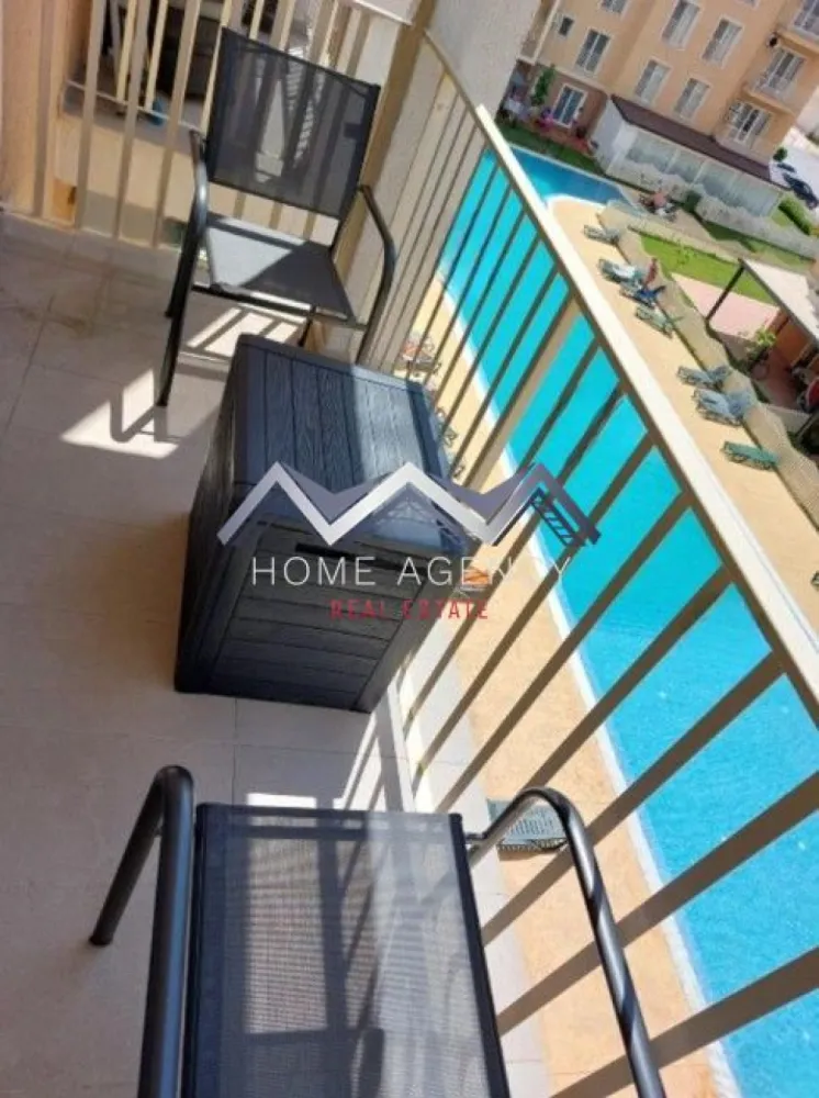 Apartament 2 camere | vedere spre piscină | include parcare - Vă propunem, spre vânzare, un apartament cu 2 camere situat într-un bloc nou, din Cosmopolis, la câteva minute de mers pe jos de Cosmopolis Plaza, magazine, restaurante etc., ce se pretează atât pentru mutare imediată cât și ca investiție (închiriere pe termen lung și nu numai). Apartamentul este decomandat, foarte luminos și foarte bine compartimentat, având un living generos cu acces spre balcon (vedere spre piscină), o bucătărie închisă, complet mobilată și utilată, un dormitor spațios și o baie (cu cadă). Se vinde complet mobilat și utilat, cu 1 loc de parcare suprateran inclus în preț. Complexul dispune de mai multe piscine exterioare, pază 24/24, supraveghere video, magazine, restaurante, locuri de joacă pentru copii, transport dedicat până la metrou Pipera și multe alte facilități. Programează-te acum pentru o vizionare! Oferim, gratuit, consultanță financiară și consiliere juridică pe parcursul procedurilor obținerii unui credit, alături de partenerii noștri. }}