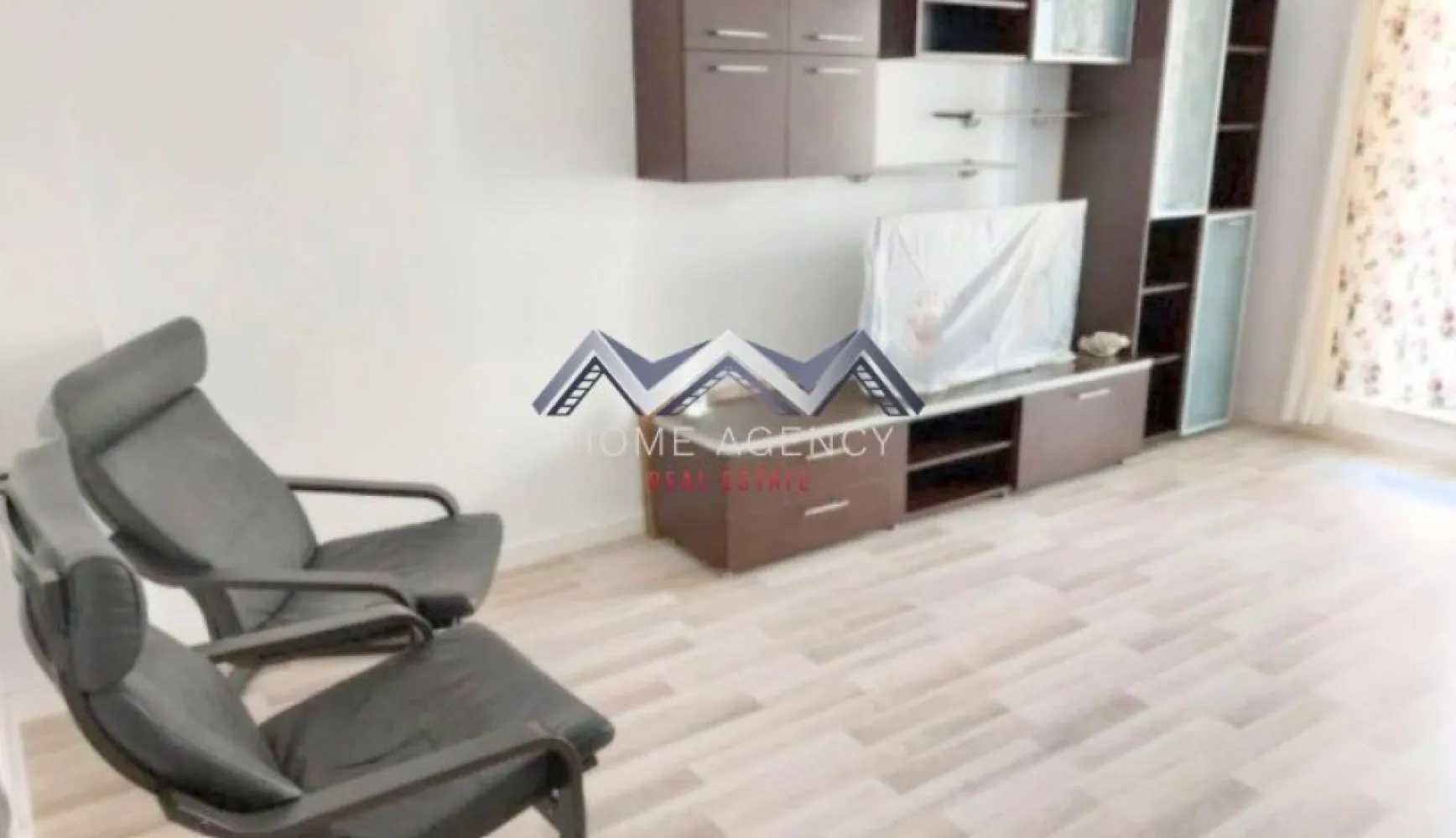 Apartament 2 camere | vedere spre piscină | include parcare - Vă propunem, spre vânzare, un apartament cu 2 camere situat într-un bloc nou, din Cosmopolis, la câteva minute de mers pe jos de Cosmopolis Plaza, magazine, restaurante etc., ce se pretează atât pentru mutare imediată cât și ca investiție (închiriere pe termen lung și nu numai). Apartamentul este decomandat, foarte luminos și foarte bine compartimentat, având un living generos cu acces spre balcon (vedere spre piscină), o bucătărie închisă, complet mobilată și utilată, un dormitor spațios și o baie (cu cadă). Se vinde complet mobilat și utilat, cu 1 loc de parcare suprateran inclus în preț. Complexul dispune de mai multe piscine exterioare, pază 24/24, supraveghere video, magazine, restaurante, locuri de joacă pentru copii, transport dedicat până la metrou Pipera și multe alte facilități. Programează-te acum pentru o vizionare! Oferim, gratuit, consultanță financiară și consiliere juridică pe parcursul procedurilor obținerii unui credit, alături de partenerii noștri. }}