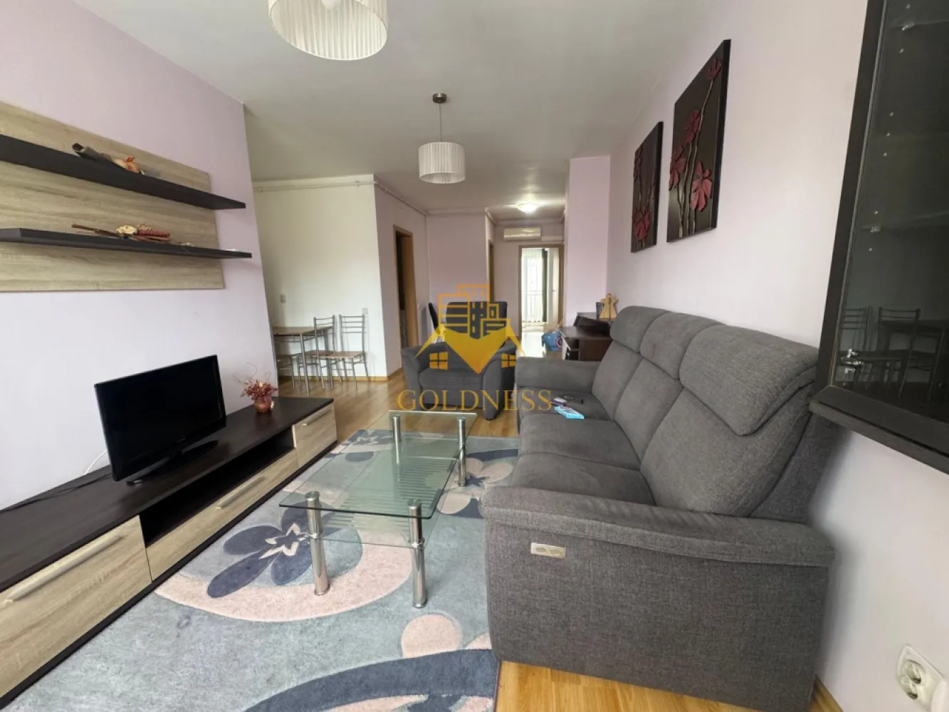 3 camere, garaj, bloc nou, Mihai Viteazul Zona Mc Donald's. Decebal - GOLDNESS Imobiliare vă propune spre închiriere un apartament cu 3 camere complet mobilat și utilat, la etajul 3 într-un imobil de 6 etaje, în Zona Centrala.
Dispune de loc de parcare subterana!
Se află în apropierea stațiilor de transport în comun, magazine, restaurante, spații verzi, farmacii, etc. 

Apartamentul este compartimentat astfel:
 - dormitor cu pat matrimonial, dulap pentru haine, noptiere
- dormitor cu pat matrimonial, dulap pentru haine, noptiere
 - living cu bucatarie open space complet utilată și mobilată, canapea extensibilă, loc de servit masa ( mobila de bucatarie si parchetul o sa fie schimbate)
 - baie cu cada, calorifer port prosop și dulap pentru depozitare.
 - la cerere se poate finisa a 2 a baie.
 - balcon de 6 mp.

Imobilul este dotat cu toate cele necesare- centrală proprie, frigider, aragaz, hotă, mașină de spălat haine, etc. 

Dacă sunteți interesați de acest apartament și doriți să îl vizionați, dar și pentru alte oferte nu ezitați să ne contactați telefonic sau prin e-mail. Vă stăm la dispoziție!
Pentru intermediere se percepe un comision de 50% din prețul chiriei!