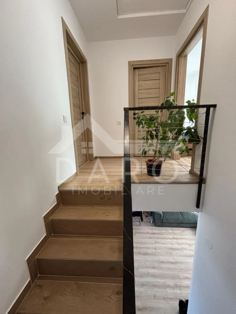 🏡 Case tip triplex de vânzare | 110 mp | Garaj | 126.000 € - 🏡 Case tip triplex de vânzare | 110 mp | Garaj | 126.000 € Se oferă spre vânzare locuințe moderne într-un complex rezidențial elegant, format din 2 triplexuri (6 unități locative), construite din cărămidă, cu acoperiș din țiglă, situate într-o zonă liniștită, cu aer curat și acces rapid pe drum asfaltat. 📐 Suprafață utilă: aproximativ 110 mp 💰 Preț: 126.000 € ✔ disponibile la cheie ✔ construcție durabilă ✔ ideale pentru familie Regim de înălțime: Demisol + Parter + Etaj Demisol: ✔ garaj acoperit pentru 1 mașină ✔ pivniță generoasă Parter: ✔ hol primitor ✔ scară interioară ✔ living spațios ✔ bucătărie open-space ✔ baie Etaj: ✔ 2 dormitoare cu dressing ✔ baie comună Exterior & facilități: ✔ 2 locuri de parcare pentru fiecare locuință (în față și în spate, pe pavele) ✔ curte interioară amenajată ✔ aproape de pădure Proprietatea oferă confort modern într-o zonă liniștită, ideală pentru cei care își doresc intimitate și acces rapid către oraș. 🤝 Proprietate promovată prin DARO Imobiliare 🏠 Ai nevoie de finanțare pentru achiziție? Prin Kiwi Finance beneficiezi de: ✔ analiză GRATUITĂ a eligibilității ✔ acces la oferte de la peste 12 bănci ✔ negocierea dobânzii în favoarea ta ✔ suport complet până la obținerea creditului 📞 Detalii și vizionări: 📱 0749 535 729 🔑 DARO Imobiliare – găsim locuința potrivită. 💳 Kiwi Finance – te ajutăm să devii proprietar. }}