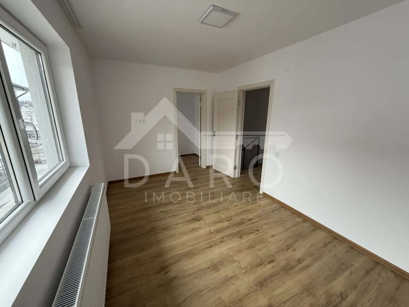 🏡 Case tip triplex de vânzare | 110 mp | Garaj | 126.000 € - 🏡 Case tip triplex de vânzare | 110 mp | Garaj | 126.000 € Se oferă spre vânzare locuințe moderne într-un complex rezidențial elegant, format din 2 triplexuri (6 unități locative), construite din cărămidă, cu acoperiș din țiglă, situate într-o zonă liniștită, cu aer curat și acces rapid pe drum asfaltat. 📐 Suprafață utilă: aproximativ 110 mp 💰 Preț: 126.000 € ✔ disponibile la cheie ✔ construcție durabilă ✔ ideale pentru familie Regim de înălțime: Demisol + Parter + Etaj Demisol: ✔ garaj acoperit pentru 1 mașină ✔ pivniță generoasă Parter: ✔ hol primitor ✔ scară interioară ✔ living spațios ✔ bucătărie open-space ✔ baie Etaj: ✔ 2 dormitoare cu dressing ✔ baie comună Exterior & facilități: ✔ 2 locuri de parcare pentru fiecare locuință (în față și în spate, pe pavele) ✔ curte interioară amenajată ✔ aproape de pădure Proprietatea oferă confort modern într-o zonă liniștită, ideală pentru cei care își doresc intimitate și acces rapid către oraș. 🤝 Proprietate promovată prin DARO Imobiliare 🏠 Ai nevoie de finanțare pentru achiziție? Prin Kiwi Finance beneficiezi de: ✔ analiză GRATUITĂ a eligibilității ✔ acces la oferte de la peste 12 bănci ✔ negocierea dobânzii în favoarea ta ✔ suport complet până la obținerea creditului 📞 Detalii și vizionări: 📱 0749 535 729 🔑 DARO Imobiliare – găsim locuința potrivită. 💳 Kiwi Finance – te ajutăm să devii proprietar. }}