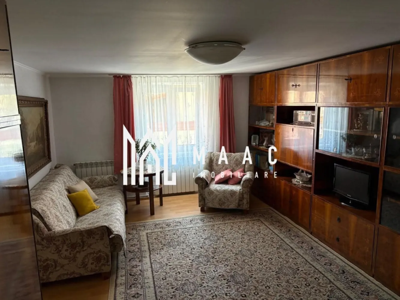 Casă de vânzare I Centrul Istoric Sibiu. I singură în curte - MAAC Imobiliare vă propune o casă de vânzare I Centrul Istoric Sibiu. I casa singură în curte, situată în zona centrală, foarte bine cotată. Detalii proprietate: - Suprafață casă: 100 mp utili - Suprafață teren: 198 mp Componență imobil: - Parter, etaj, pivniță, pod și spații de depozitare utile - 2 magazii funcționale - Filigorie - Compartimentare: - Parter: cameră, bucătărie, baie - Etaj: hol de acces, 2 camere spațioase, cămară, baie - Casa este practic împărțită în două apartamente distincte Avantaje și potențial: - Locație centrală, în zona istorică a Sibiului - Ideală pentru locuit sau pentru investiție (posibil închiriere, Airbnb etc.) - Curte proprie, singură în curte Pentru mai multe detalii precizati telefonic ca ati vazut anuntul cu ID CP2952504 }}