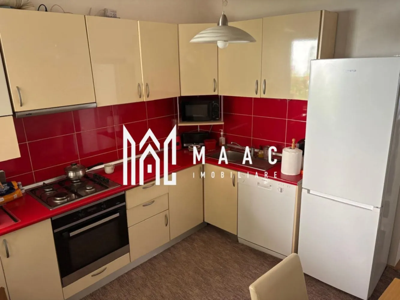 Casă de vânzare I Centrul Istoric Sibiu. I singură în curte - MAAC Imobiliare vă propune o casă de vânzare I Centrul Istoric Sibiu. I casa singură în curte, situată în zona centrală, foarte bine cotată. Detalii proprietate: - Suprafață casă: 100 mp utili - Suprafață teren: 198 mp Componență imobil: - Parter, etaj, pivniță, pod și spații de depozitare utile - 2 magazii funcționale - Filigorie - Compartimentare: - Parter: cameră, bucătărie, baie - Etaj: hol de acces, 2 camere spațioase, cămară, baie - Casa este practic împărțită în două apartamente distincte Avantaje și potențial: - Locație centrală, în zona istorică a Sibiului - Ideală pentru locuit sau pentru investiție (posibil închiriere, Airbnb etc.) - Curte proprie, singură în curte Pentru mai multe detalii precizati telefonic ca ati vazut anuntul cu ID CP2952504 }}