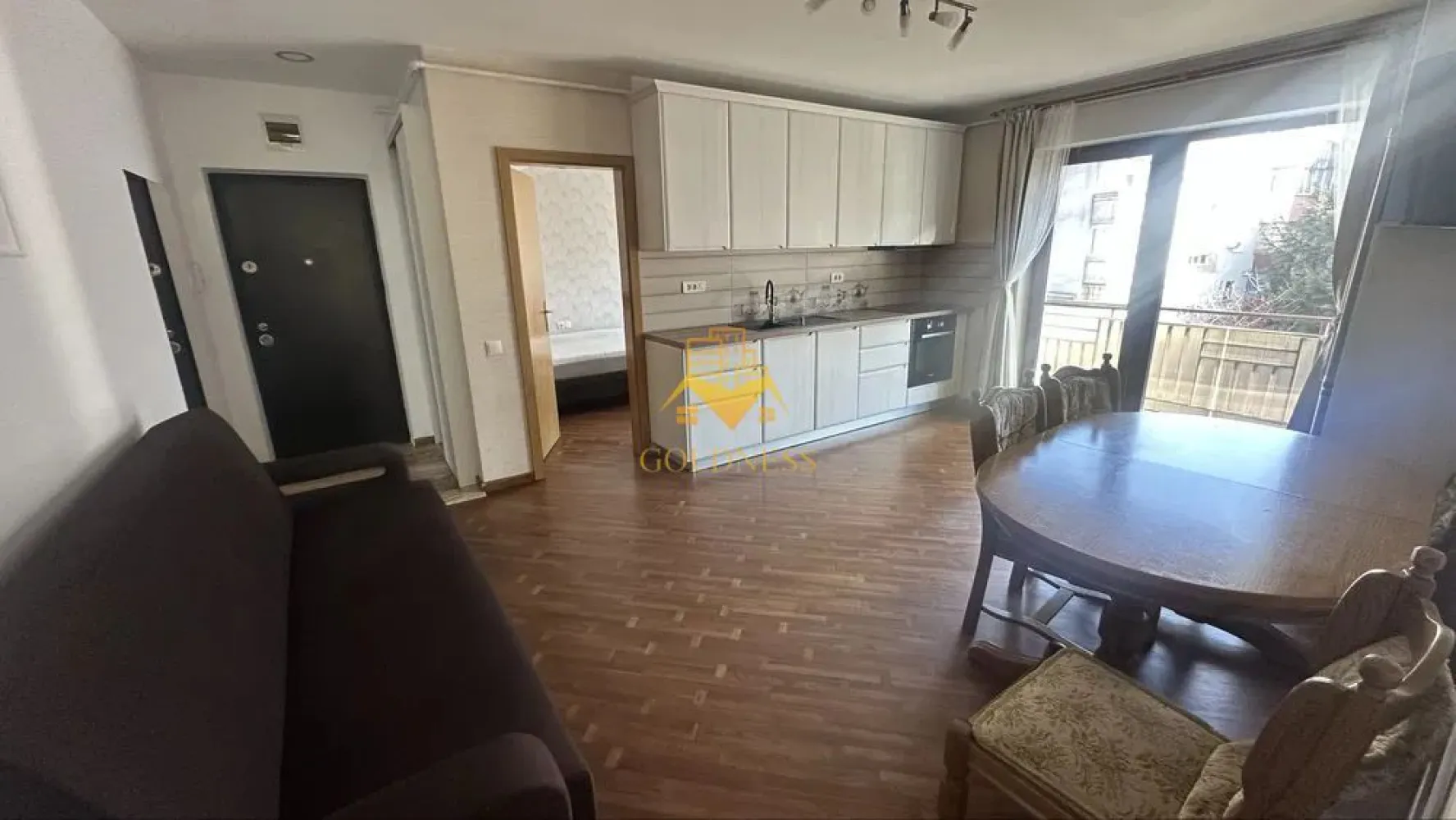 2 Camere Openspace, Marasti, expo Transilvania, Parcare, Profi, - GOLDNESS Imobiliare vă propune spre închiriere un apartament cu 2 camere complet mobilat și utilat, la etajul 2 într-un imobil de 4 etaje, în Cartierul Marasti! Parcare in curtea interioara inclusa! Se află în apropierea stațiilor de transport în comun, magazine, restaurante, spații verzi, farmacii, etc. Apartamentul este compartimentat astfel: - dormitor cu pat matrimonial, dressing, noptiere - living cu bucatarie open space complet utilată și mobilată, canapea extensibilă, loc de servit masa - baie cu cada, calorifer port prosop și dulap pentru depozitare. - balcon 7 mp. Imobilul este dotat cu toate cele necesare- centrală proprie, frigider, aragaz, hotă, mașină de spălat haine, etc. Dacă sunteți interesați de acest apartament și doriți să îl vizionați, dar și pentru alte oferte nu ezitați să ne contactați telefonic sau prin e-mail. Vă stăm la dispoziție! Pentru intermediere se percepe un comision de 50% din prețul chiriei! }}