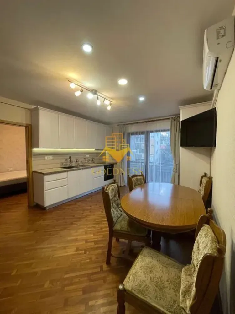 2 Camere Openspace, Marasti, expo Transilvania, Parcare, Profi, - GOLDNESS Imobiliare vă propune spre închiriere un apartament cu 2 camere complet mobilat și utilat, la etajul 2 într-un imobil de 4 etaje, în Cartierul Marasti! Parcare in curtea interioara inclusa! Se află în apropierea stațiilor de transport în comun, magazine, restaurante, spații verzi, farmacii, etc. Apartamentul este compartimentat astfel: - dormitor cu pat matrimonial, dressing, noptiere - living cu bucatarie open space complet utilată și mobilată, canapea extensibilă, loc de servit masa - baie cu cada, calorifer port prosop și dulap pentru depozitare. - balcon 7 mp. Imobilul este dotat cu toate cele necesare- centrală proprie, frigider, aragaz, hotă, mașină de spălat haine, etc. Dacă sunteți interesați de acest apartament și doriți să îl vizionați, dar și pentru alte oferte nu ezitați să ne contactați telefonic sau prin e-mail. Vă stăm la dispoziție! Pentru intermediere se percepe un comision de 50% din prețul chiriei! }}