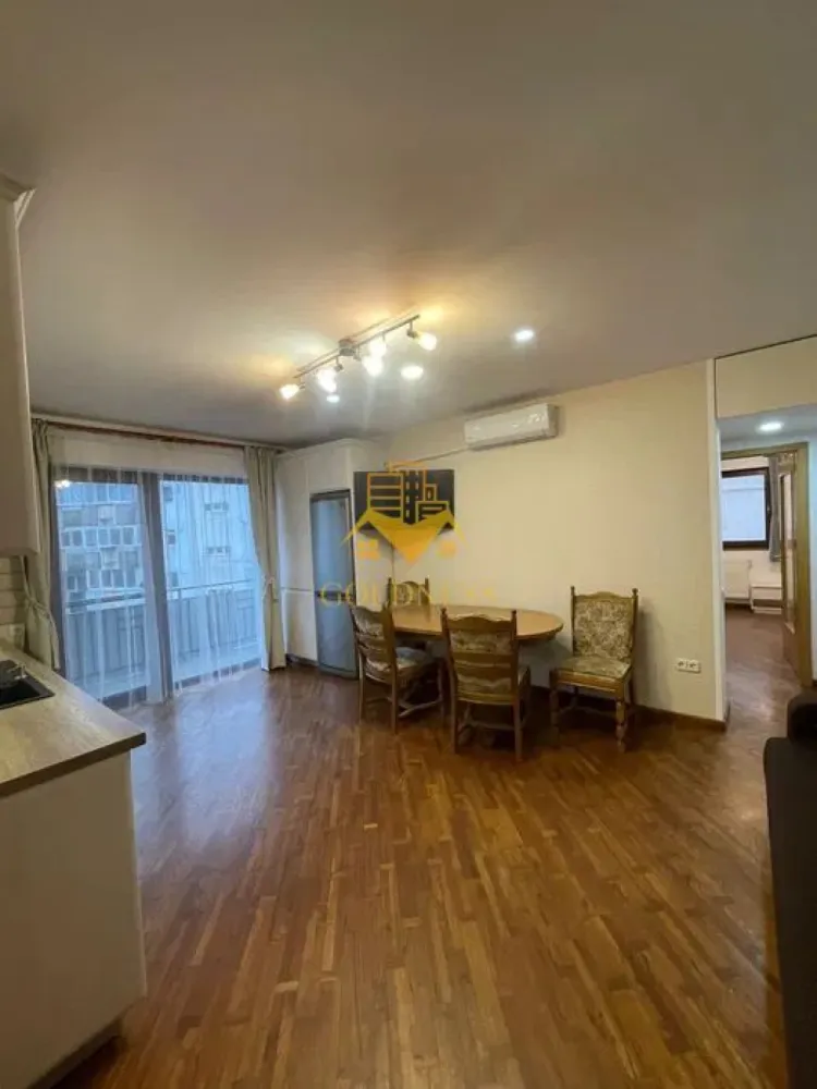 2 Camere Openspace, Marasti, expo Transilvania, Parcare, Profi, - GOLDNESS Imobiliare vă propune spre închiriere un apartament cu 2 camere complet mobilat și utilat, la etajul 2 într-un imobil de 4 etaje, în Cartierul Marasti! Parcare in curtea interioara inclusa! Se află în apropierea stațiilor de transport în comun, magazine, restaurante, spații verzi, farmacii, etc. Apartamentul este compartimentat astfel: - dormitor cu pat matrimonial, dressing, noptiere - living cu bucatarie open space complet utilată și mobilată, canapea extensibilă, loc de servit masa - baie cu cada, calorifer port prosop și dulap pentru depozitare. - balcon 7 mp. Imobilul este dotat cu toate cele necesare- centrală proprie, frigider, aragaz, hotă, mașină de spălat haine, etc. Dacă sunteți interesați de acest apartament și doriți să îl vizionați, dar și pentru alte oferte nu ezitați să ne contactați telefonic sau prin e-mail. Vă stăm la dispoziție! Pentru intermediere se percepe un comision de 50% din prețul chiriei! }}