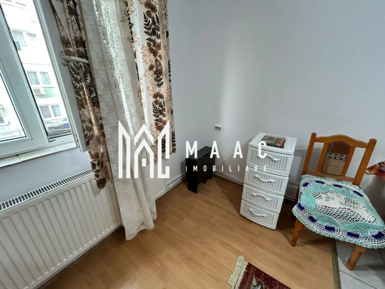 Garsonieră | Mobilată și utilată | Etaj 2 | Ștefan cel Mare - Maac Imobiliare prezintă spre vânzare o garsonieră cu suprafața de 21 mp, ideală pentru investiție sau locuire proprie, situată într-o zonă liniștită și foarte bine conectată, pe strada Ștefan cel Mare, în cartierul Broscărie. Zona este cunoscută pentru accesibilitate și confort, având toate facilitățile la îndemână: stație de autobuz lângă bloc, magazine (Simpa, Profi), sală de sport, farmacie – totul la câțiva pași. Caracteristici principale: Suprafață utilă: 21 mp Compartimentare: cameră, bucătărie, baie Etaj: 2 , etaj intermediar Încălzire: centrală termică pe gaz cu calorifere (centrala este funcțională, însă relativ veche – se recomandă înlocuirea acesteia pe viitor) Se vinde mobilată și utilată complet Garsoniera are potențial foarte bun de închiriere, fiind o opțiune excelentă pentru investiție, dar și o soluție practică pentru cei care caută o locuință eficientă, la un buget accesibil. Pentru mai multe detalii, vă rugăm să menționați telefonic ID: CP2836959. }}