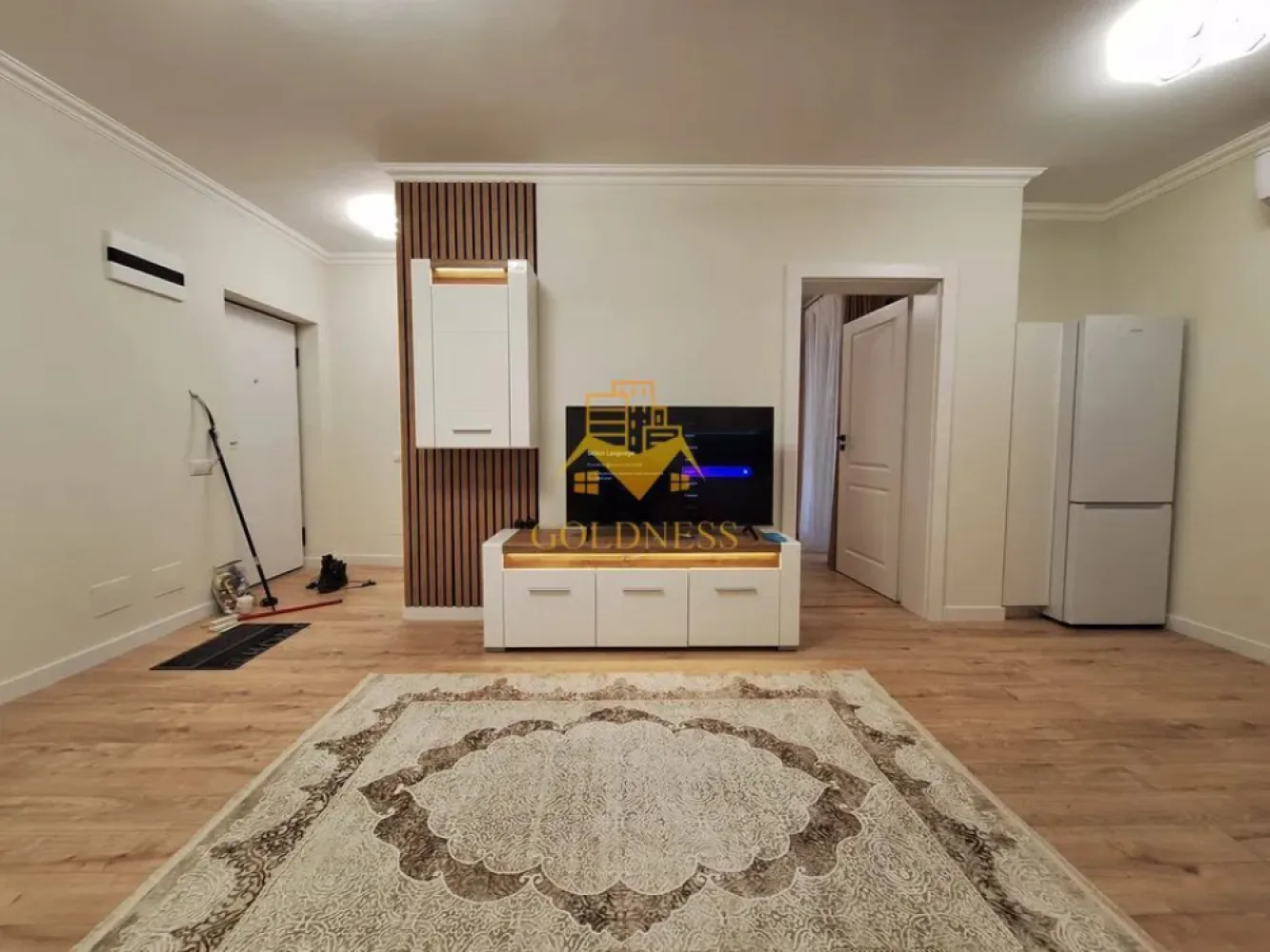 2 Camere Openspace, Lux, Intre lacuri, Parcare, FSEGA, Iulius Mall. - GOLDNESS Imobiliare vă propune spre închiriere un apartament cu 2 camere complet mobilat și utilat, la etajul 3 într-un imobil de 5 etaje, în Cartierul Intre lacuri! Parcare subterana inclusa! Se află în apropierea stațiilor de transport în comun, magazine, restaurante, spații verzi, farmacii, etc. Apartamentul este compartimentat astfel: - dormitor cu pat matrimonial, dressing, noptiere - living cu bucatarie open space complet utilată și mobilată, canapea extensibilă, loc de servit masa - baie cu dus walk-in, calorifer port prosop și dulap pentru depozitare. - balcon 4 mp. Imobilul este dotat cu toate cele necesare- centrală proprie, frigider, aragaz, hotă, mașină de spălat haine, etc. Dacă sunteți interesați de acest apartament și doriți să îl vizionați, dar și pentru alte oferte nu ezitați să ne contactați telefonic sau prin e-mail. Vă stăm la dispoziție! Pentru intermediere se percepe un comision de 50% din prețul chiriei! }}