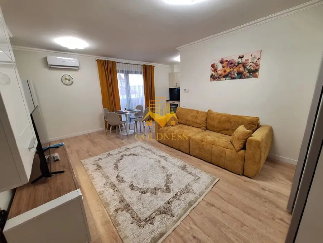 2 Camere Openspace, Lux, Intre lacuri, Parcare, FSEGA, Iulius Mall. - GOLDNESS Imobiliare vă propune spre închiriere un apartament cu 2 camere complet mobilat și utilat, la etajul 3 într-un imobil de 5 etaje, în Cartierul Intre lacuri! Parcare subterana inclusa! Se află în apropierea stațiilor de transport în comun, magazine, restaurante, spații verzi, farmacii, etc. Apartamentul este compartimentat astfel: - dormitor cu pat matrimonial, dressing, noptiere - living cu bucatarie open space complet utilată și mobilată, canapea extensibilă, loc de servit masa - baie cu dus walk-in, calorifer port prosop și dulap pentru depozitare. - balcon 4 mp. Imobilul este dotat cu toate cele necesare- centrală proprie, frigider, aragaz, hotă, mașină de spălat haine, etc. Dacă sunteți interesați de acest apartament și doriți să îl vizionați, dar și pentru alte oferte nu ezitați să ne contactați telefonic sau prin e-mail. Vă stăm la dispoziție! Pentru intermediere se percepe un comision de 50% din prețul chiriei! }}