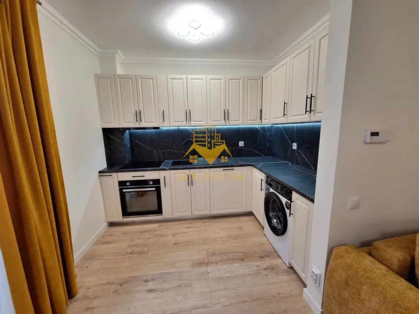 2 Camere Openspace, Lux, Intre lacuri, Parcare, FSEGA, Iulius Mall. - GOLDNESS Imobiliare vă propune spre închiriere un apartament cu 2 camere complet mobilat și utilat, la etajul 3 într-un imobil de 5 etaje, în Cartierul Intre lacuri! Parcare subterana inclusa! Se află în apropierea stațiilor de transport în comun, magazine, restaurante, spații verzi, farmacii, etc. Apartamentul este compartimentat astfel: - dormitor cu pat matrimonial, dressing, noptiere - living cu bucatarie open space complet utilată și mobilată, canapea extensibilă, loc de servit masa - baie cu dus walk-in, calorifer port prosop și dulap pentru depozitare. - balcon 4 mp. Imobilul este dotat cu toate cele necesare- centrală proprie, frigider, aragaz, hotă, mașină de spălat haine, etc. Dacă sunteți interesați de acest apartament și doriți să îl vizionați, dar și pentru alte oferte nu ezitați să ne contactați telefonic sau prin e-mail. Vă stăm la dispoziție! Pentru intermediere se percepe un comision de 50% din prețul chiriei! }}