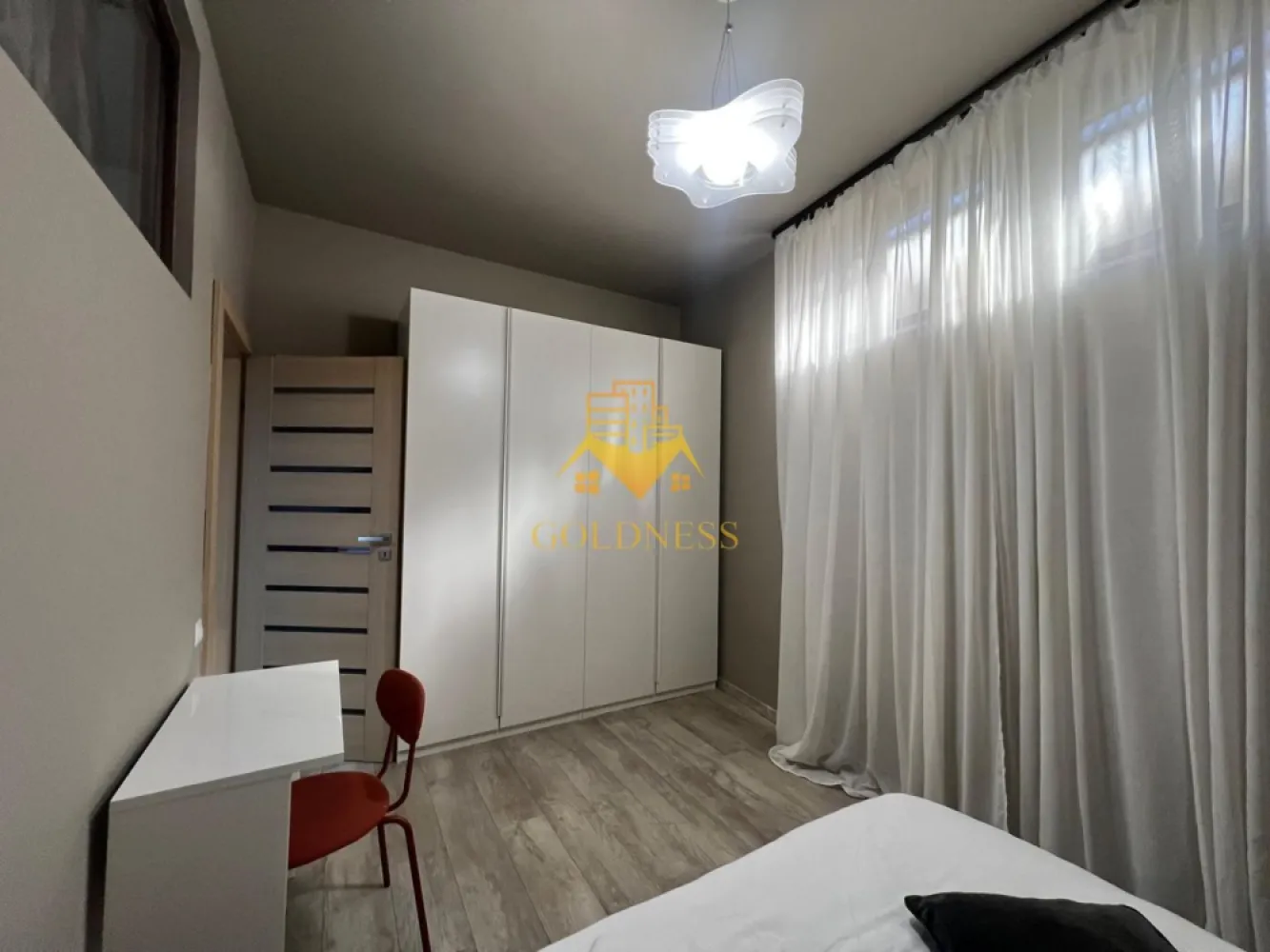 2 camere, Parcare, Centru, Piata Muzeului, Piata Unirii, Memo, UMF - GOLDNESS Imobiliare vă propune spre închiriere un apartament cu 2 camere open-space complet mobilat și utilat, la demisol într-un imobil de 2 etaje, în zona ultracentrala, la 15 min de UMF, 5 minute de Piata Unirii, strada Paul Chinezu. Se poate inchiria un loc de parcare in curtea interioara cu 50euro. GARANȚIE: se percep 2 garanții, cu posibilitatea plății eșalonat în 2/3 luni. Apartamentul este compartimentat astfel: - dormitor cu pat matrimonial, dressing, noptiere, birou. - living cu bucatarie open-space complet utilată si mobilata, canapea extensibla, loc de servit masa - baie cu dus walk-in, calorifer port prosop inox și dulap pentru depozitare. Imobilul este dotat cu toate cele necesare- termoficare, mașină de spălat haine, frigider, plită electrică, masina de spalat vase, hotă, TV, AC, etc. Se află în apropierea stațiilor de transport în comun, magazine, restaurante, spații verzi, farmacii, etc. Dacă sunteți interesați de acest apartament și doriți să îl vizionați, dar și pentru alte oferte sau detalii nu ezitați să ne contactați telefonic sau prin e-mail - goldnessimobiliare@gmail.com. Vă stăm la dispoziție! Pentru intermediere se percepe un comision de 75% din prețul chiriei! }}