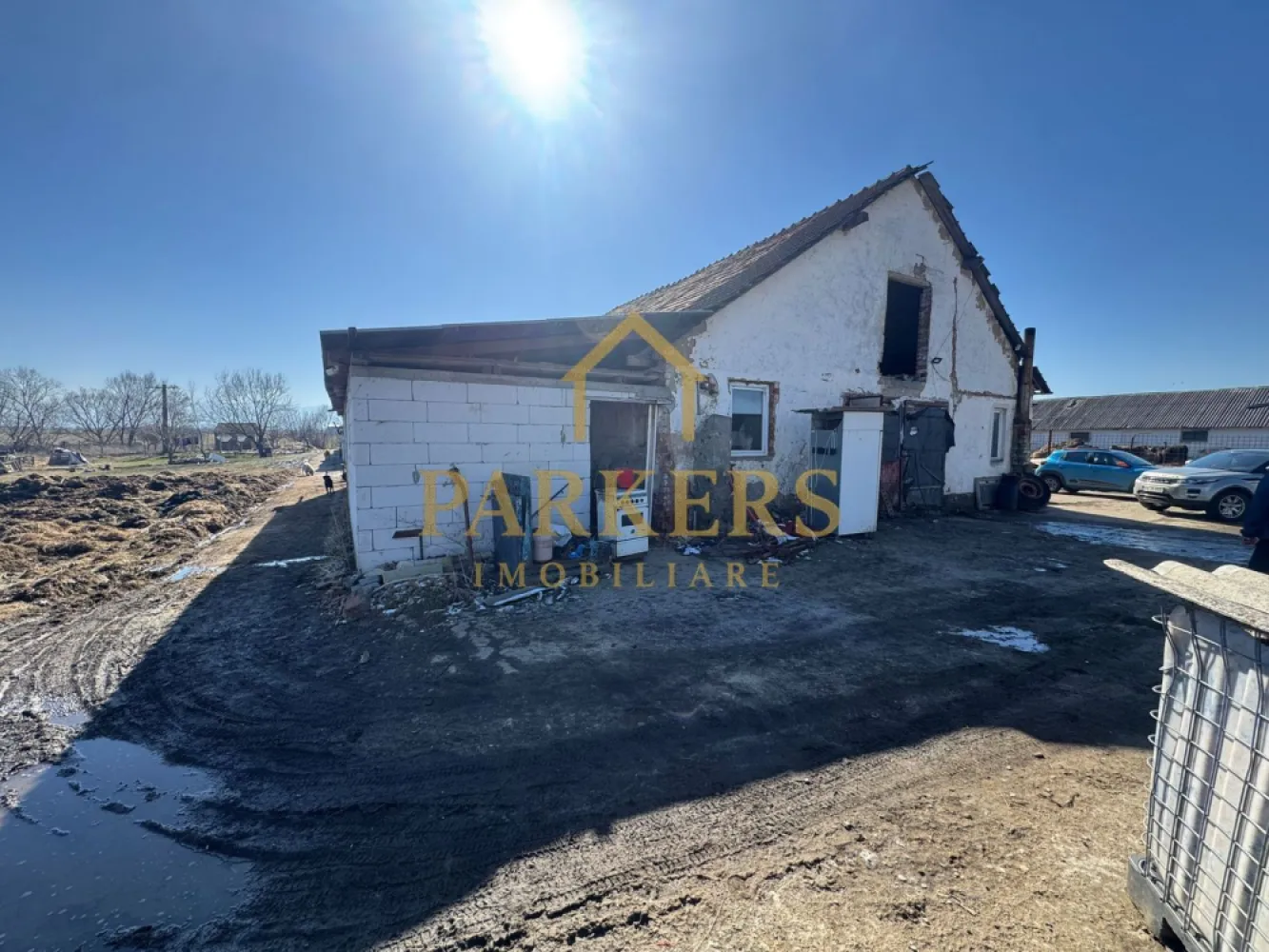 Fermă cu hală 275 mp Ileni, acces râu, Făgăraș - Proprietate situată în Ileni, la doar câteva minute de Făgăraș, ideală pentru fermă, depozitare sau activități de producție. Clădire tip hală / spațiu producție: 275 mp Teren intravilan (curte): 356 mp Suprafață totală teren: 631 mp Acces auto facil Ieșire la râu Zonă liniștită, cu potențial pentru dezvoltare Proprietatea este potrivită atât pentru activități agricole, cât și pentru mică producție, depozit sau alte activități comerciale. Se acceptă și variante cu apartament în Făgăraș. Pentru mai multe detalii și vizionare, contactați telefonic }}