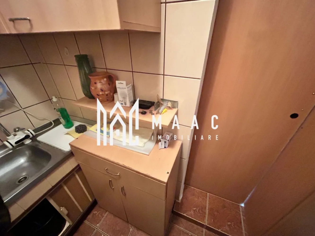 Garsonieră | Mobilată și utilată | Etaj 2 | Ștefan cel Mare - Maac Imobiliare prezintă spre vânzare o garsonieră cu suprafața de 21 mp, ideală pentru investiție sau locuire proprie, situată într-o zonă liniștită și foarte bine conectată, pe strada Ștefan cel Mare, în cartierul Broscărie. Zona este cunoscută pentru accesibilitate și confort, având toate facilitățile la îndemână: stație de autobuz lângă bloc, magazine (Simpa, Profi), sală de sport, farmacie – totul la câțiva pași. Caracteristici principale: Suprafață utilă: 21 mp Compartimentare: cameră, bucătărie, baie Etaj: 2 , etaj intermediar Încălzire: centrală termică pe gaz cu calorifere (centrala este funcțională, însă relativ veche – se recomandă înlocuirea acesteia pe viitor) Se vinde mobilată și utilată complet Garsoniera are potențial foarte bun de închiriere, fiind o opțiune excelentă pentru investiție, dar și o soluție practică pentru cei care caută o locuință eficientă, la un buget accesibil. Pentru mai multe detalii, vă rugăm să menționați telefonic ID: CP2836959. }}