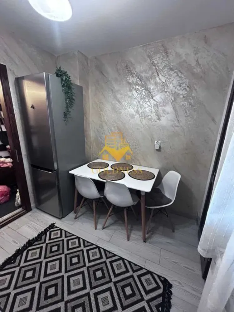 2 Camere decomandate, Fabricii, Marasti, Petfriendly ,BRD,Dorobantilor - GOLDNESS Imobiliare vă propune spre închiriere un apartament cu 2 camere complet mobilat și utilat, la etajul 10 într-un imobil de 10 etaje, în Cartierul Marasti! Posibilitate de parcare in zona la liber! Se află în apropierea stațiilor de transport în comun, magazine, restaurante, spații verzi, farmacii, etc. Apartamentul este compartimentat astfel: - dormitor cu pat matrimonial, dressing, noptiere - living cu canapea extensibilă, loc de servit masa - bucatarie complet utilată și mobilată, - baie cu dus walk-in, calorifer port prosop și dulap pentru depozitare. - balcon 7 mp. Imobilul este dotat cu toate cele necesare- centrală proprie, frigider, aragaz, hotă, mașină de spălat haine, etc. Dacă sunteți interesați de acest apartament și doriți să îl vizionați, dar și pentru alte oferte nu ezitați să ne contactați telefonic sau prin e-mail. Vă stăm la dispoziție! Pentru intermediere se percepe un comision de 50% din prețul chiriei! }}