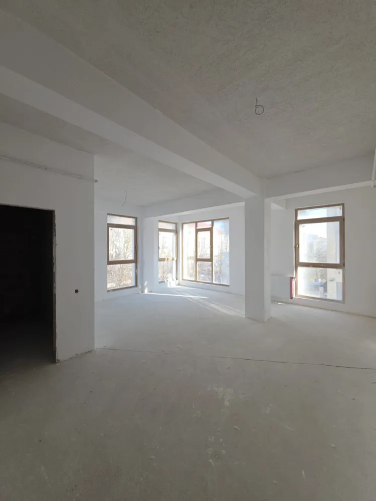 APARTAMENT 3 CAMERE -INTABULAT-80MP UTILI- 100.000 EURO - OFERTA UNICA – 80MP UTILI – 100.000 EURO- ZONA EXCELENTAIntabulat, disponibil imediat!076 700 5000 – PENTRU DETALII SI VIZIONARE !Se vinde apartament 3 camere luminos si spatios – 79.5mp utili format din 2 dormitoare, living open space + bucătărie, baie si balcon.Situat intr-o zona de interes ridicat, Octavian Goga nr 5, langa bulevardul Vasile Milea, mall shopping city si la 2km de centrul orasului Sibiu!&nbsp;✅ Preț excelent: 100.000 € ( doar 1.257 €/m2)✅️ COMISION 0%✅ 79.5mp utili&nbsp;✅ Intabulat – actele pregătite pentru vânzare✅ 1 loc de parcare exterior INCLUS✅ Finisaje Premium✅ Mutare imediată✅ Cartier locuit, acces rapid la bulevard, mall shopping city, Kaufland, lidl,școli și grădinițe. }}