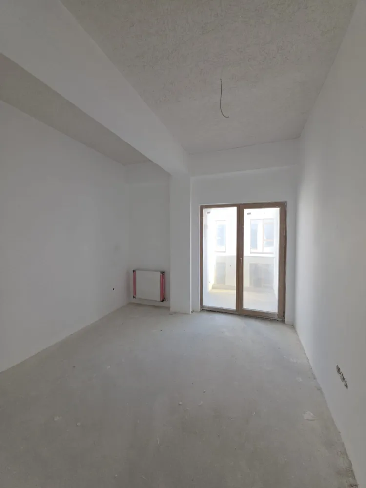 APARTAMENT 3 CAMERE -INTABULAT-80MP UTILI- 100.000 EURO - OFERTA UNICA – 80MP UTILI – 100.000 EURO- ZONA EXCELENTAIntabulat, disponibil imediat!076 700 5000 – PENTRU DETALII SI VIZIONARE !Se vinde apartament 3 camere luminos si spatios – 79.5mp utili format din 2 dormitoare, living open space + bucătărie, baie si balcon.Situat intr-o zona de interes ridicat, Octavian Goga nr 5, langa bulevardul Vasile Milea, mall shopping city si la 2km de centrul orasului Sibiu!&nbsp;✅ Preț excelent: 100.000 € ( doar 1.257 €/m2)✅️ COMISION 0%✅ 79.5mp utili&nbsp;✅ Intabulat – actele pregătite pentru vânzare✅ 1 loc de parcare exterior INCLUS✅ Finisaje Premium✅ Mutare imediată✅ Cartier locuit, acces rapid la bulevard, mall shopping city, Kaufland, lidl,școli și grădinițe. }}